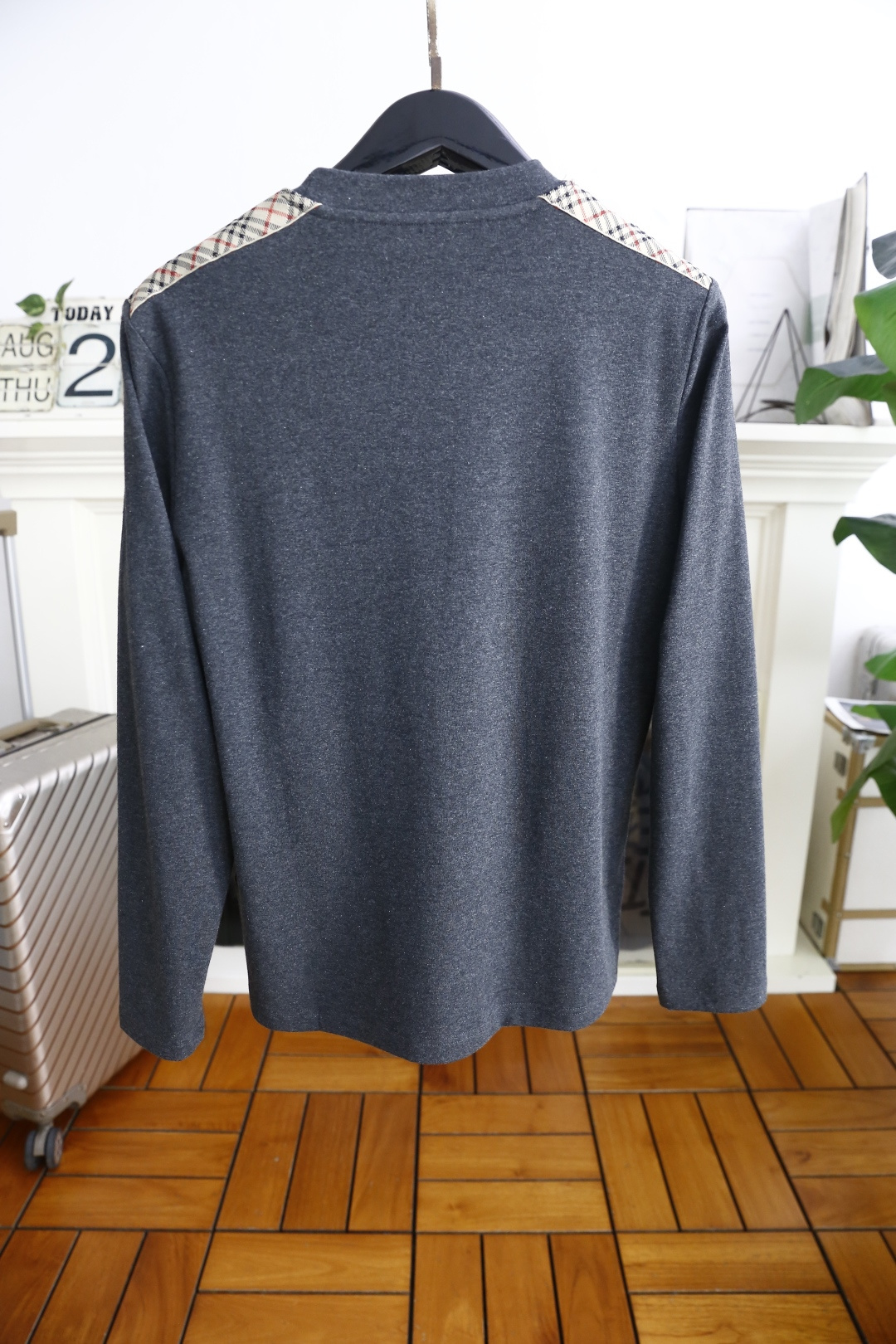 🔥巴宝丽/Burbe*ry.
秋季新款时尚男士中领打底衫！胸前品牌战马LOGO百搭款式！入手便知非常柔软