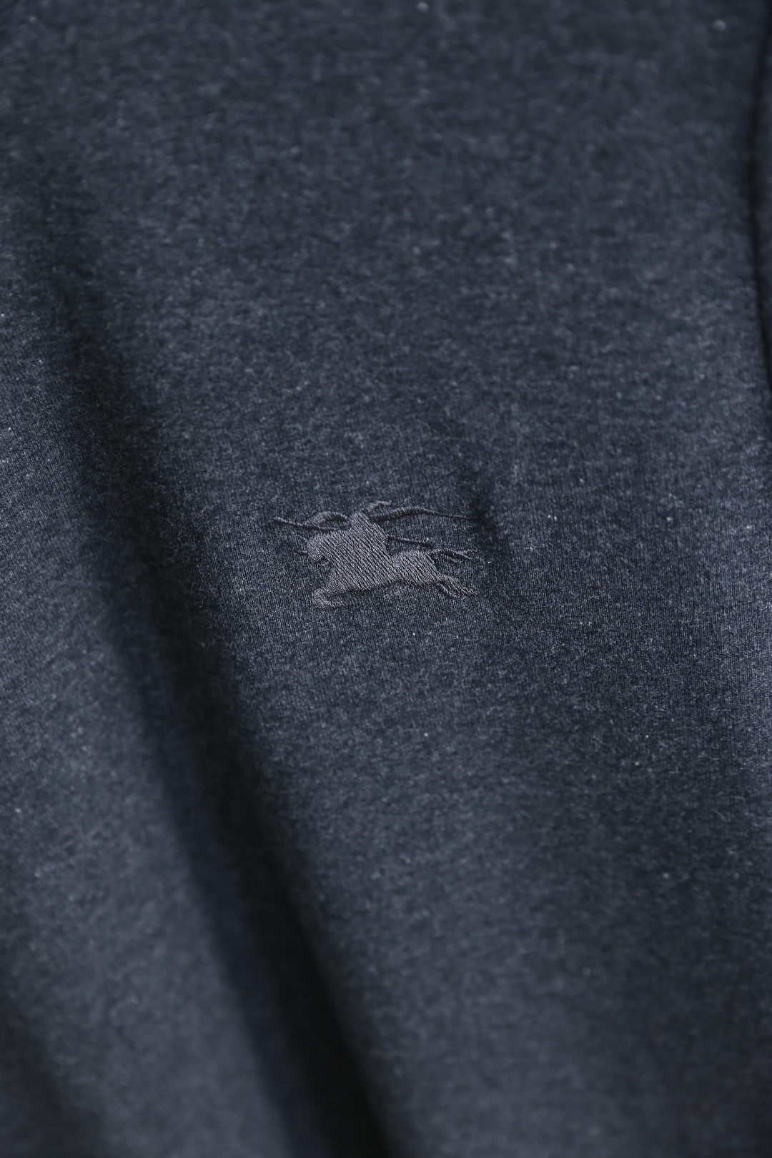 🔥巴宝丽/Burbe*ry.
秋季新款时尚男士中领打底衫！胸前品牌战马LOGO百搭款式！入手便知非常柔软