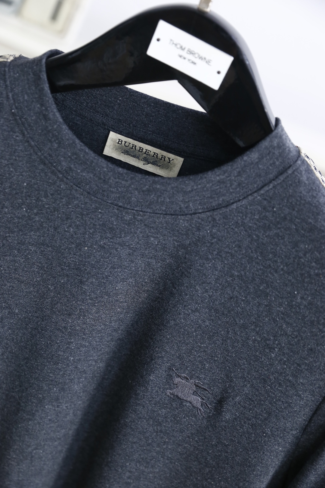 🔥巴宝丽/Burbe*ry.
秋季新款时尚男士中领打底衫！胸前品牌战马LOGO百搭款式！入手便知非常柔软