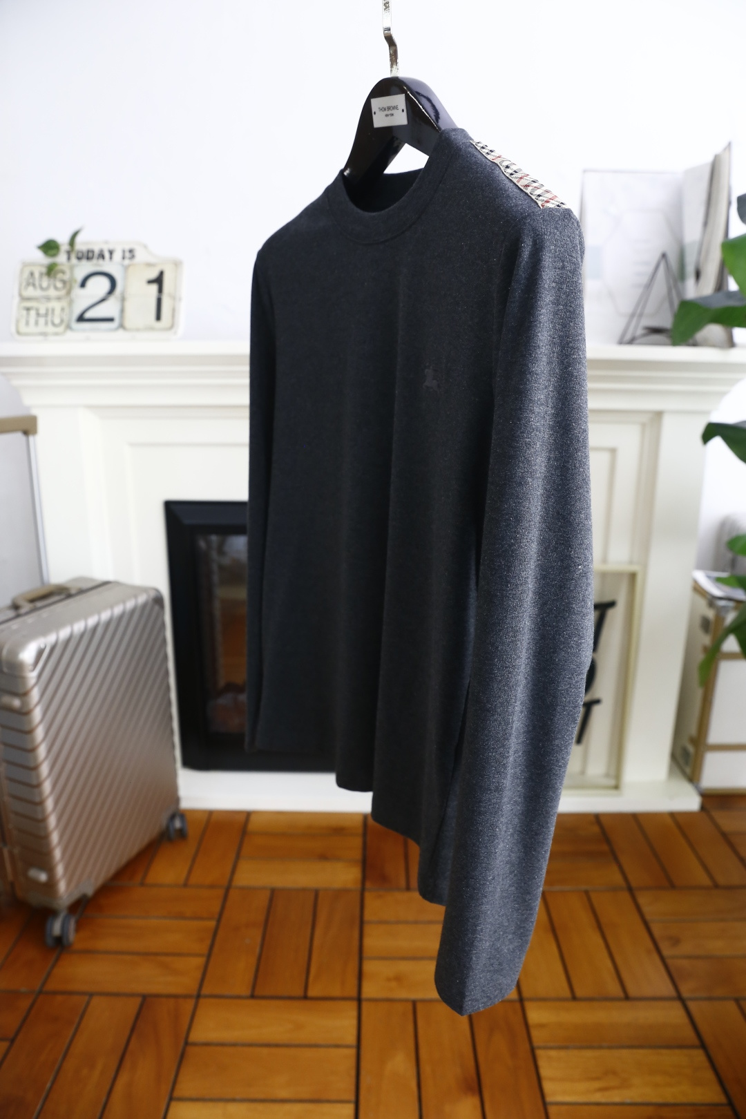 🔥巴宝丽/Burbe*ry.
秋季新款时尚男士中领打底衫！胸前品牌战马LOGO百搭款式！入手便知非常柔软