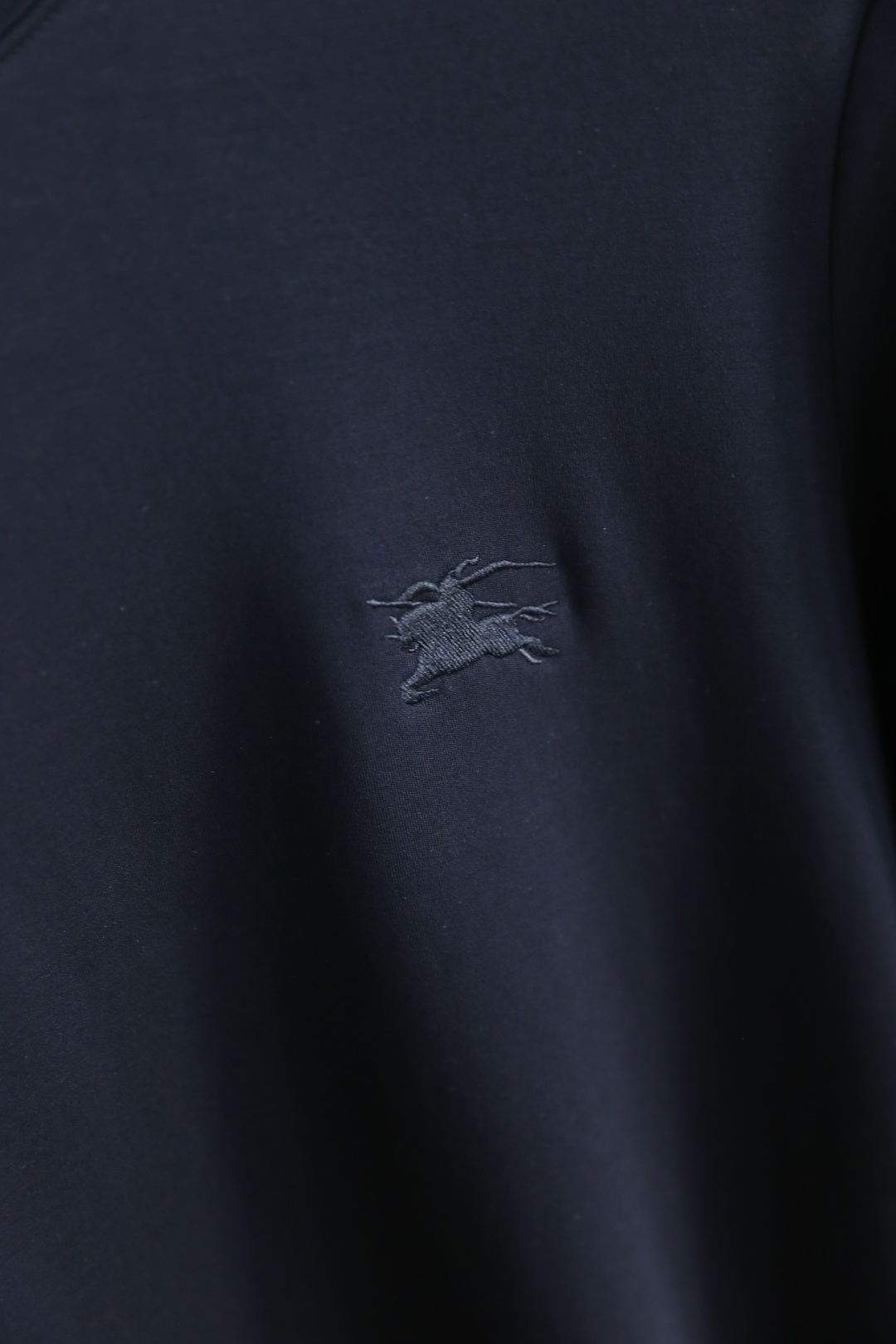 🔥巴宝丽/Burbe*ry.
秋季新款时尚男士中领打底衫！胸前品牌战马LOGO百搭款式！入手便知非常柔软