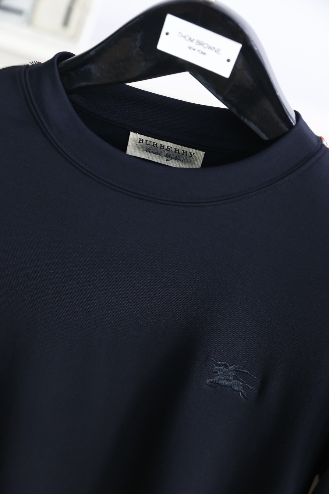 🔥巴宝丽/Burbe*ry.
秋季新款时尚男士中领打底衫！胸前品牌战马LOGO百搭款式！入手便知非常柔软