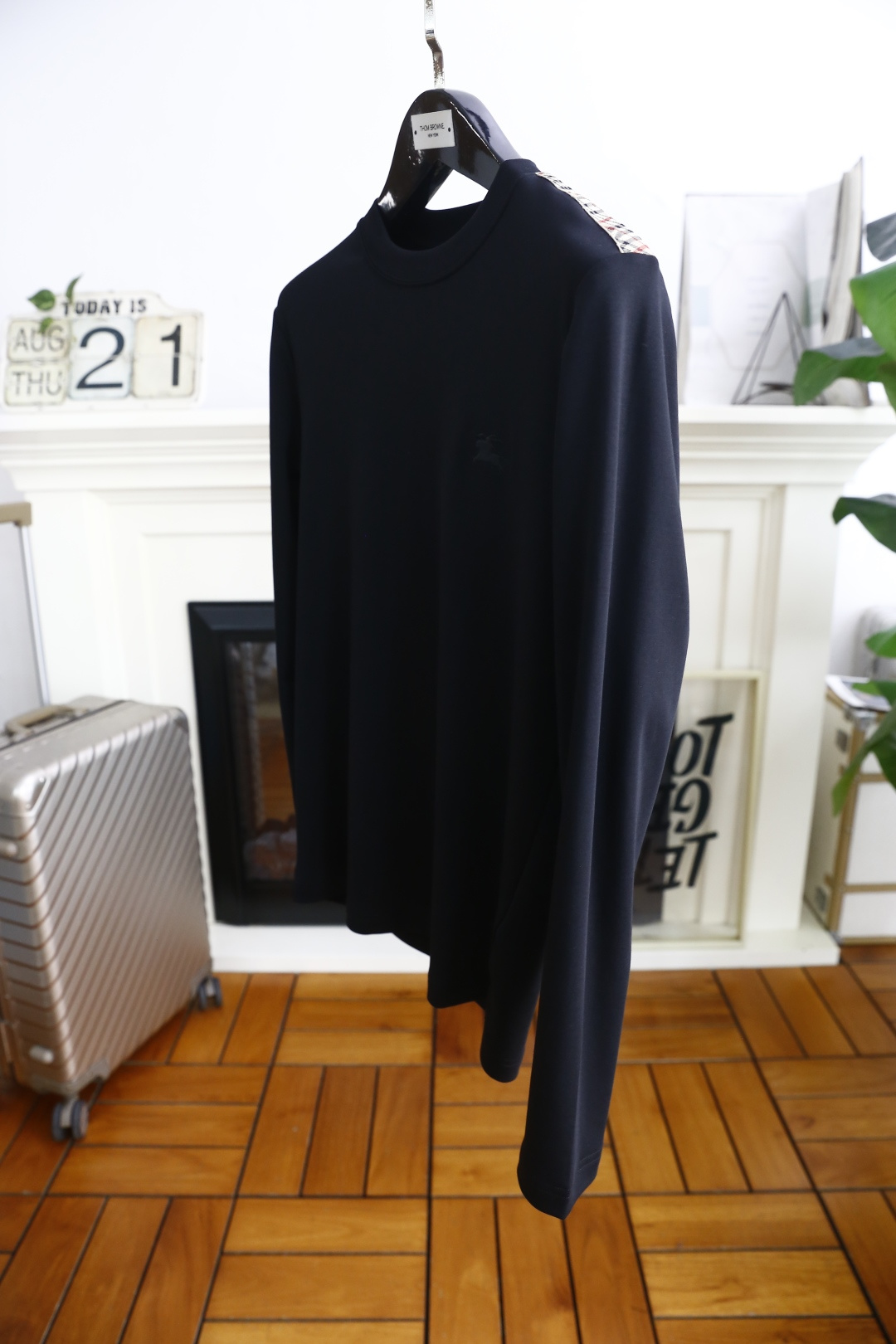 🔥巴宝丽/Burbe*ry.
秋季新款时尚男士中领打底衫！胸前品牌战马LOGO百搭款式！入手便知非常柔软