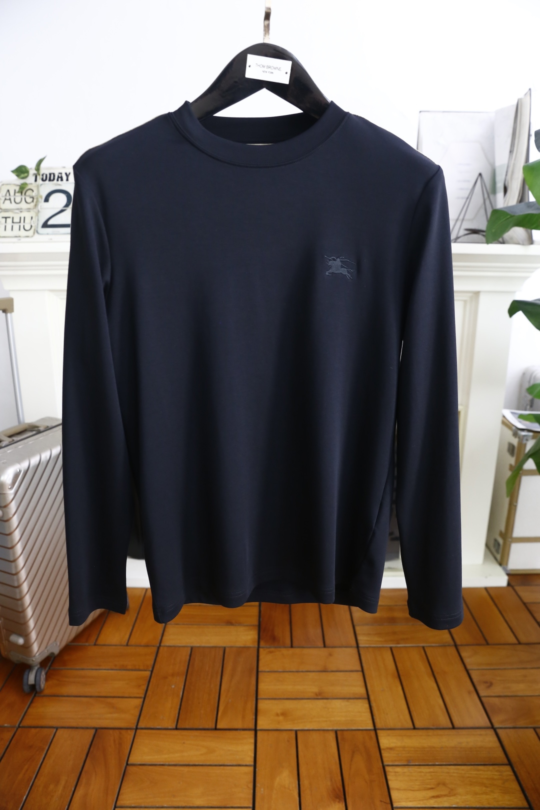 🔥巴宝丽/Burbe*ry.
秋季新款时尚男士中领打底衫！胸前品牌战马LOGO百搭款式！入手便知非常柔软