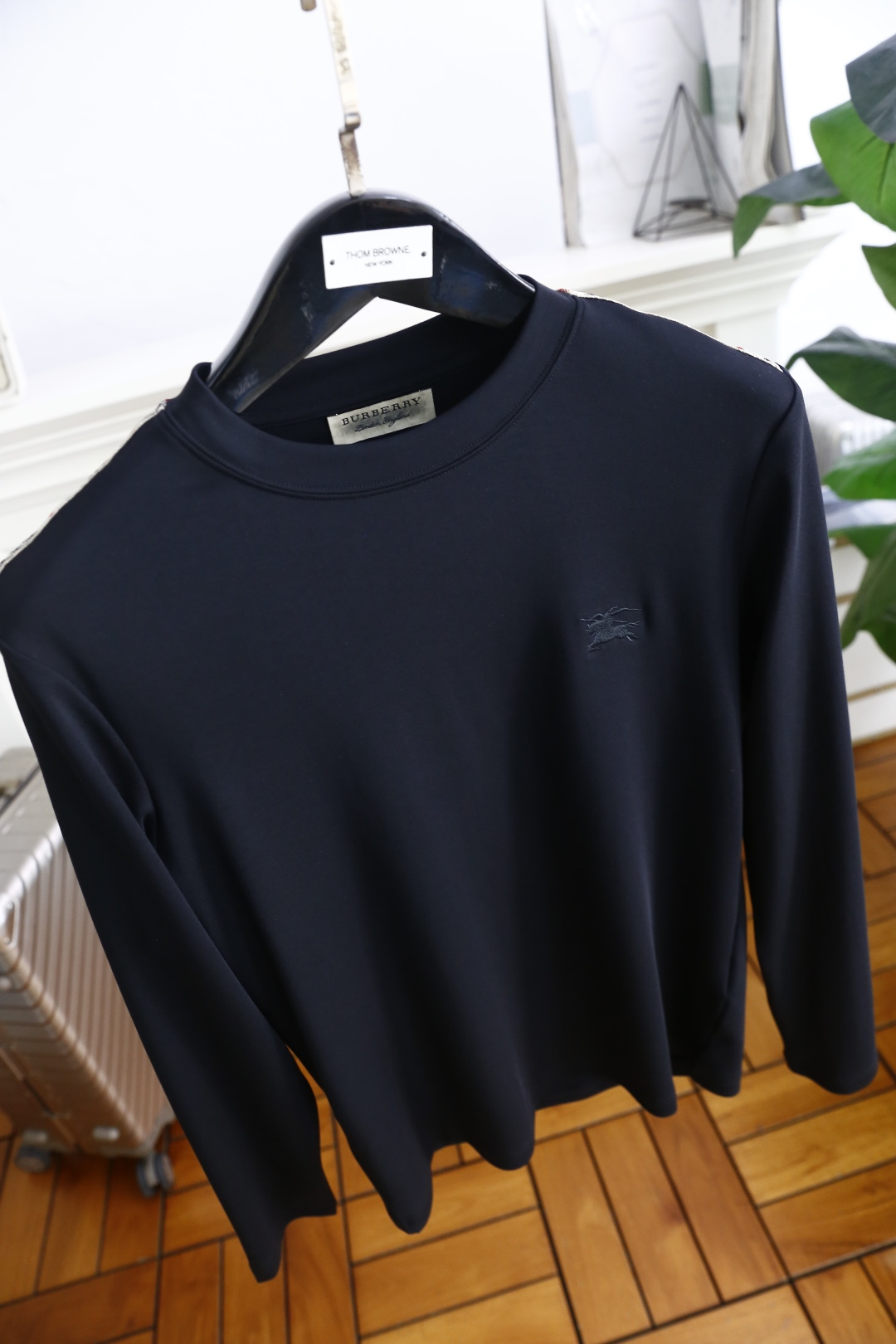 🔥巴宝丽/Burbe*ry.
秋季新款时尚男士中领打底衫！胸前品牌战马LOGO百搭款式！入手便知非常柔软