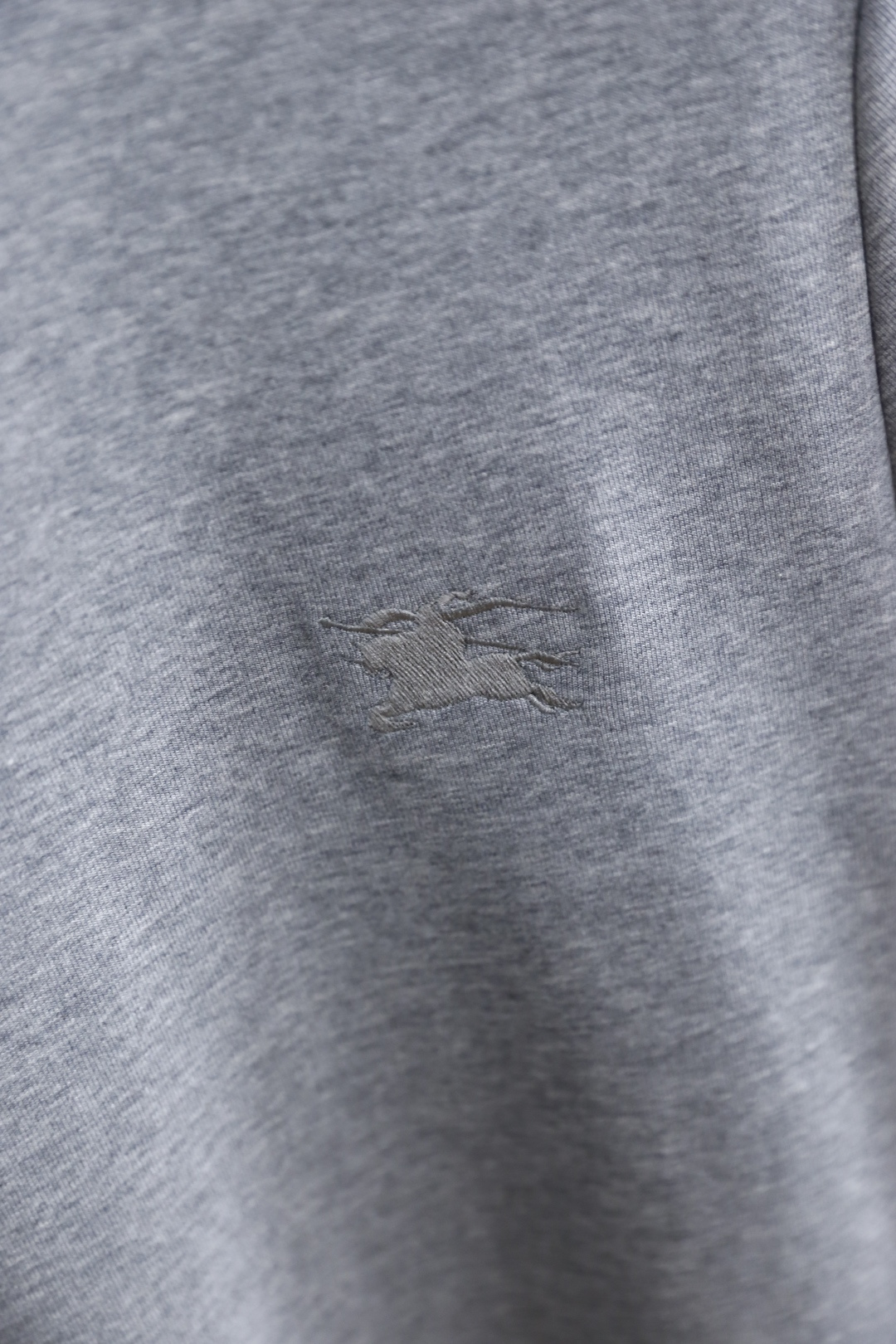 🔥巴宝丽/Burbe*ry.
秋季新款时尚男士中领打底衫！胸前品牌战马LOGO百搭款式！入手便知非常柔软