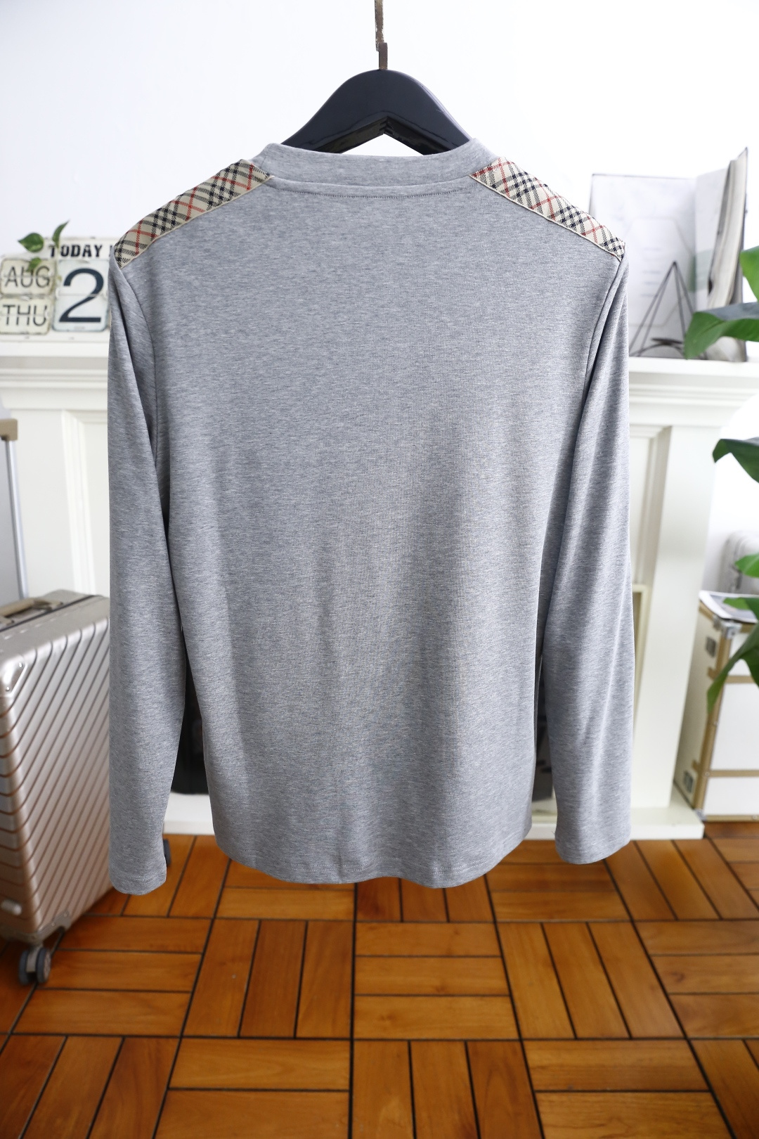 🔥巴宝丽/Burbe*ry.
秋季新款时尚男士中领打底衫！胸前品牌战马LOGO百搭款式！入手便知非常柔软