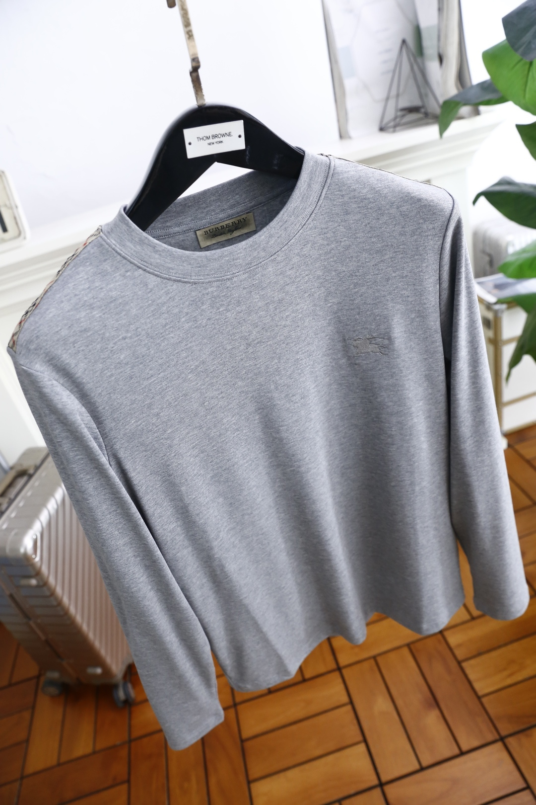 🔥巴宝丽/Burbe*ry.
秋季新款时尚男士中领打底衫！胸前品牌战马LOGO百搭款式！入手便知非常柔软