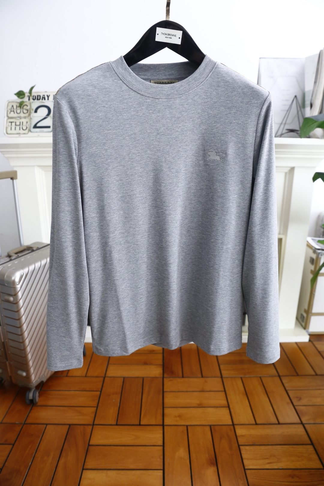 NO:513723,Burbe*ry. 2026 autumn new fashionable men's mid-neck base shirt!  The versatile style of the chest brand Zhanma LOGO!  You can find it very soft and skin-friendly!  !  The comfortable custom fabric is made of very elastic, which makes it look slim and slim while being unrestrained. Good craftsmanship can make the basic long-sleeved T-shirt not monotonous, and it is more fashionable when worn. This one can not only be worn inside, but also not look monotonous when worn alone. It is a must-have artifact for autumn and winter!  Counter size 48-56, shipped the next day!  ,burberry,burberry,tees,t-shirt,alexander wang19860909巴宝丽/Burbe*ry. 2026秋季新款时尚男士中领打底衫！胸前品牌战马LOGO百搭款式！入手便知非常柔软上身亲肤感极好！！采用舒适定制面料带有很好的弹力,修身显瘦的同时又无束缚感,好工艺 好面料才能让基础款的长袖T恤不在单调,穿搭上多一份时 尚,这款不仅可以内搭打底,单穿亦不会显得单调,秋冬必备神器！专柜尺码48-56,隔天出货！,,burberry,burberry,tees，t-shirt,alexander wang,Men's clothing