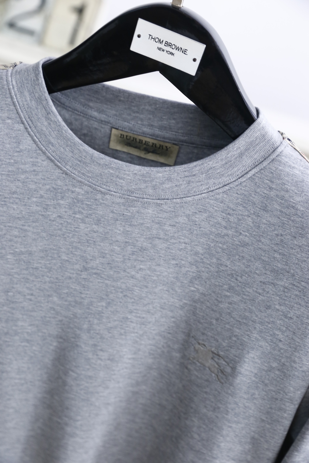 🔥巴宝丽/Burbe*ry.
秋季新款时尚男士中领打底衫！胸前品牌战马LOGO百搭款式！入手便知非常柔软