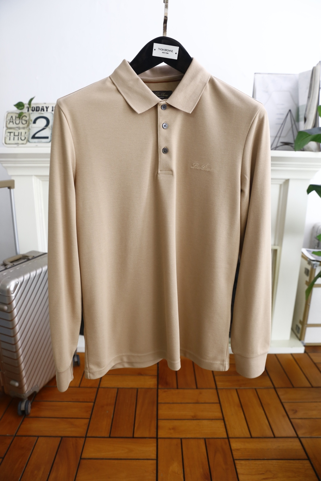 NO:513725,LP. New men's long-sleeved lapel polo shirt for autumn 2026!  The classic LOGO design of the luxury brand on the chest is made of high-end, top-quality comfortable and warm fabrics, which can be anti-static and comfortable and smooth, and the details show high-end quality. The classic three-button open and close placket is quite elegant and fashionable. The savoring and charming are very mature.  Extreme luxury enjoyment!  Simple and generous, a must-have item for men!  Counter size 48-56, shipped the next day!  loro piana alexander wang19860909LP. 2026秋季新款男士长袖翻领polo衫！胸前奢华品牌经典LOGO设计,采用高档顶级舒适保暖面料保暖极佳 可防静电手感舒适顺滑 ,细节之处尽显高级,经典三扣开合门襟,视觉相当雅致时髦,细品韵味十足,轻熟的配色！奢华极致享受！简单大方,男士必备单品！专柜尺码48-56,隔天出货！,,loro piana,alexander wang,Men's clothing