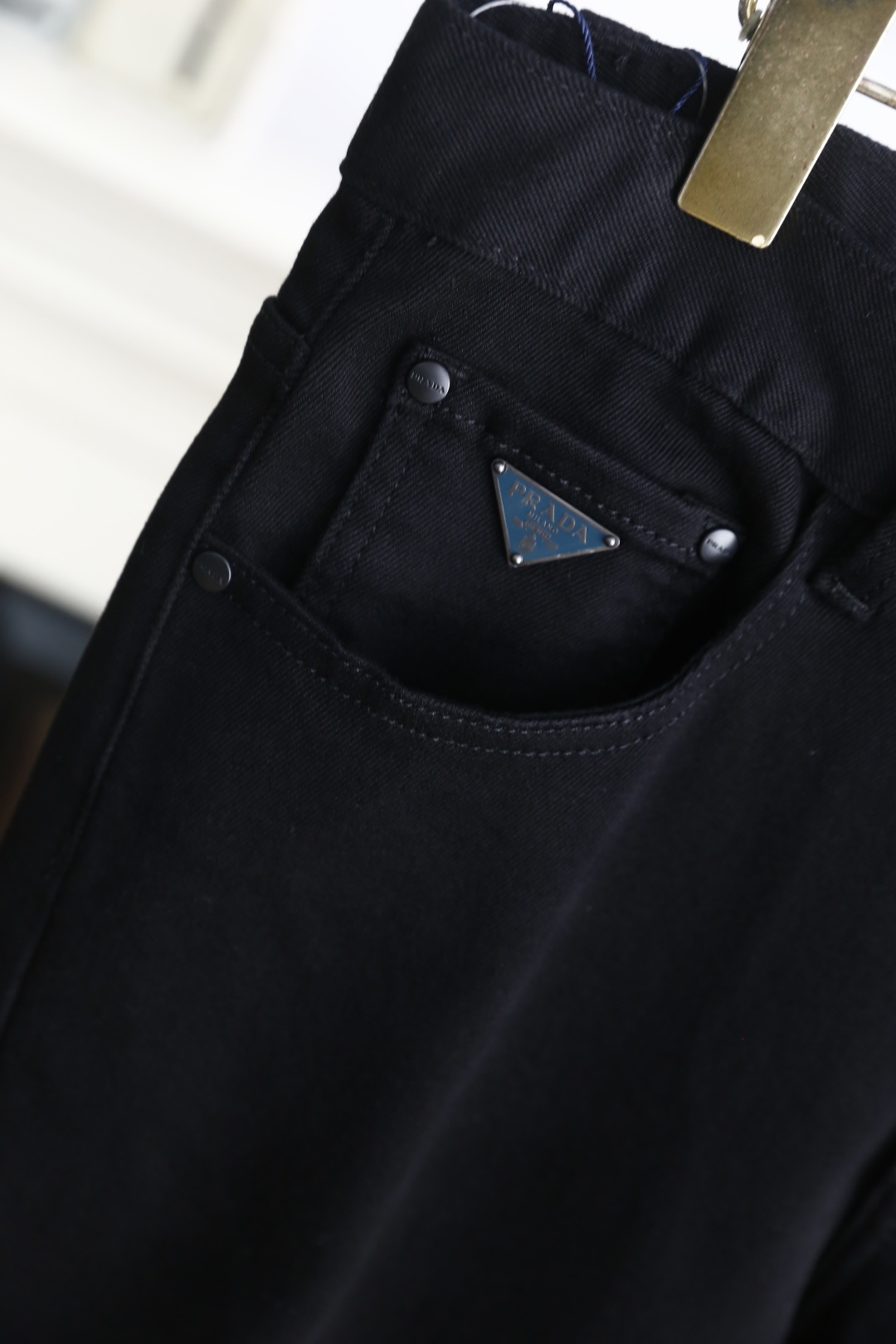 🔥普拉*/Pr*da.
季新品时尚男士休闲牛仔裤👖采用客供水洗弹力牛仔面料！奢华经典品牌三角标Logo标