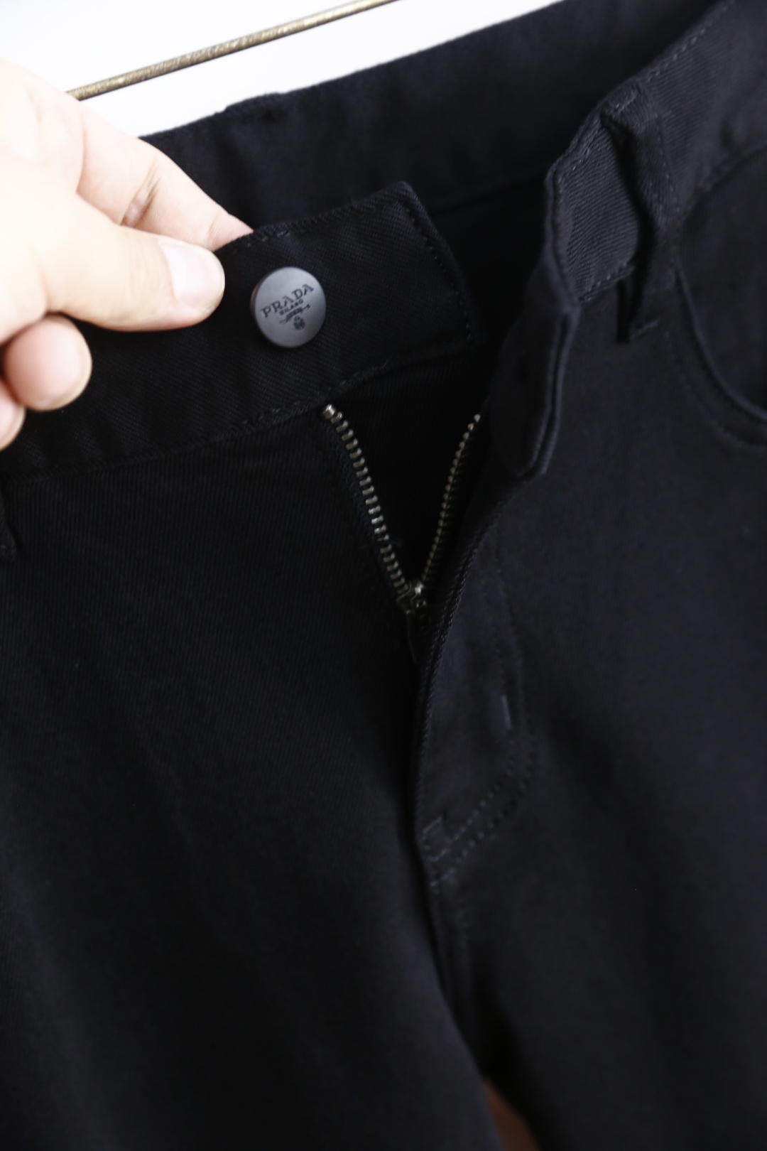 🔥普拉*/Pr*da.
季新品时尚男士休闲牛仔裤👖采用客供水洗弹力牛仔面料！奢华经典品牌三角标Logo标