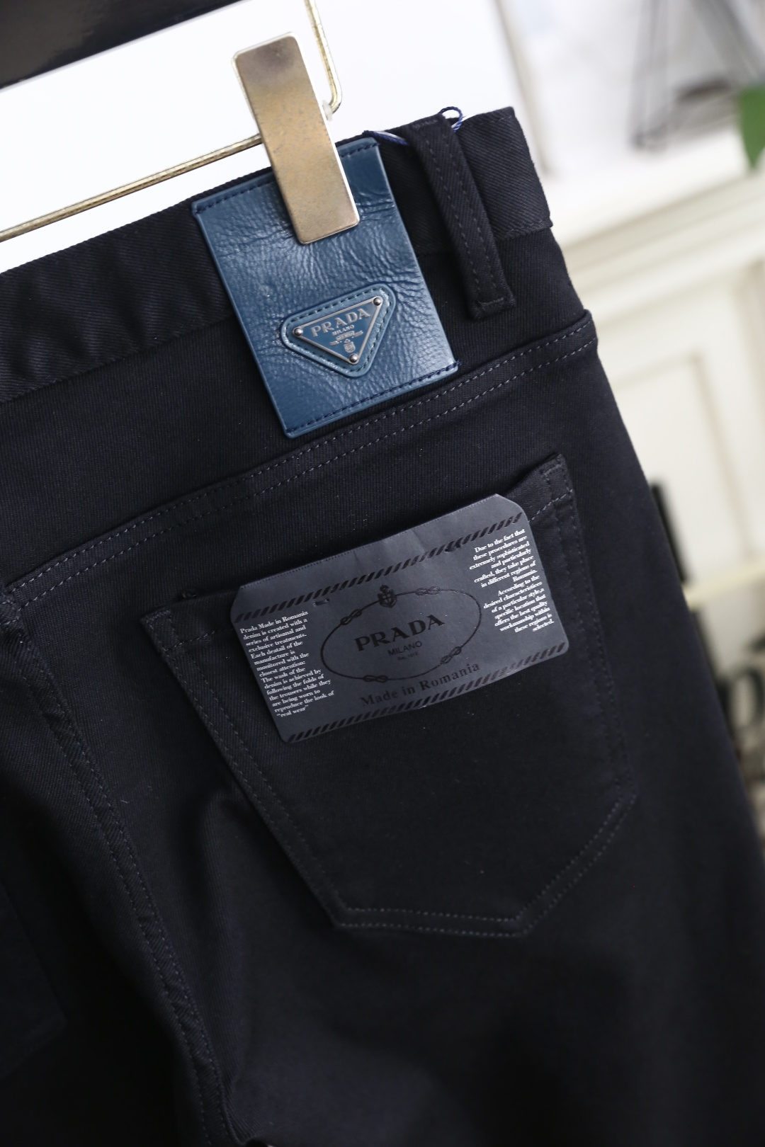 🔥普拉*/Pr*da.
季新品时尚男士休闲牛仔裤👖采用客供水洗弹力牛仔面料！奢华经典品牌三角标Logo标