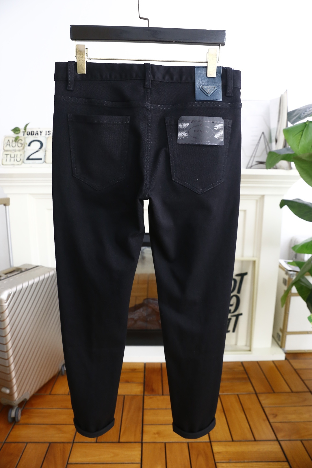 🔥普拉*/Pr*da.
季新品时尚男士休闲牛仔裤👖采用客供水洗弹力牛仔面料！奢华经典品牌三角标Logo标