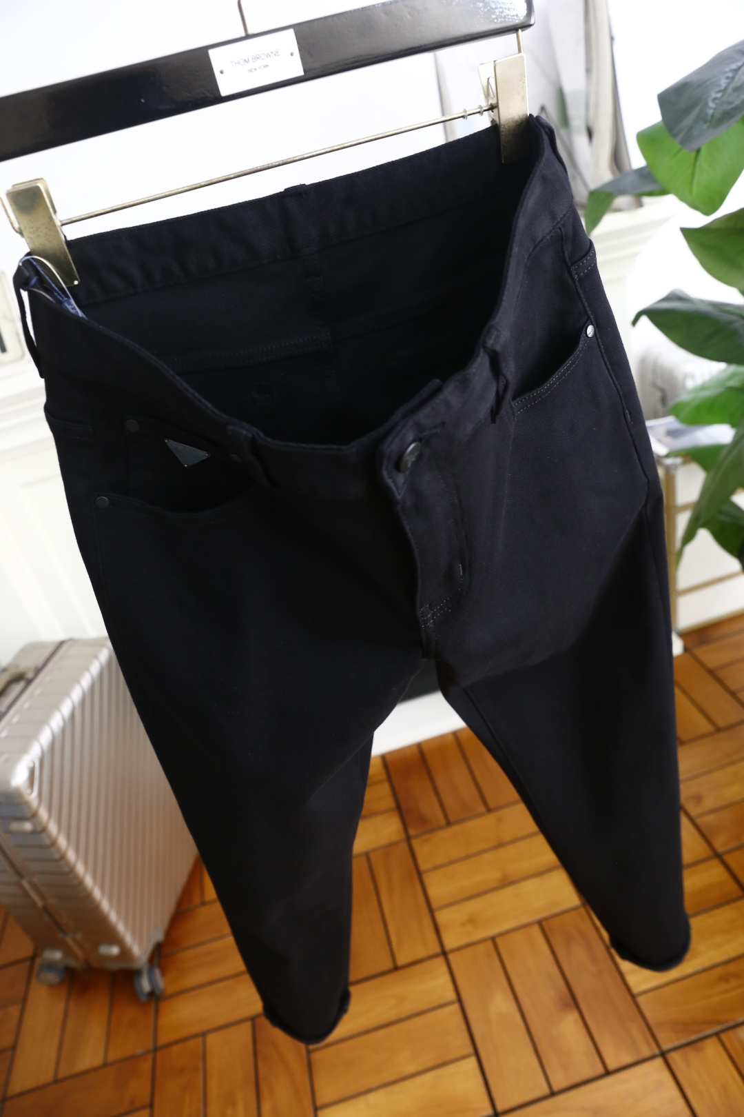 🔥普拉*/Pr*da.
季新品时尚男士休闲牛仔裤👖采用客供水洗弹力牛仔面料！奢华经典品牌三角标Logo标