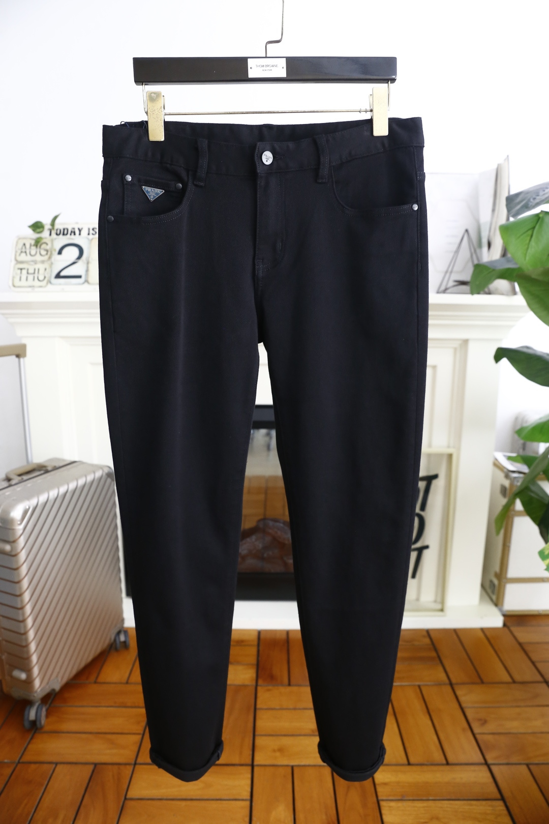 NO:513722,Pula*/Pr*da. 26 autumn new fashion men's casual jeans are made of customer-supplied water-washed stretch denim fabric!  The luxury classic brand triangle logo highlights the brand characteristics, and fashion trends have therefore become one of the biggest selling points and are extremely cost-effective. There is no confusion or trouble of color conflicts. Such a rich high-end casual pants!  Absolutely fashionable, casual and versatile!  A must-have for trendy men!  Counter sizes 29-40, 35/37!  Shipping the next day!  ,prada,jeans,alexander wang19860909普拉*/Pr*da. 26秋季新品时尚男士休闲牛仔裤采用客供水洗弹力牛仔面料！奢华经典品牌三角标Logo标志彰显品牌特征,时尚潮流因此已成为最大卖点之一而性价比又极高,没有颜色冲突的困惑或困扰,这么一款丰富内练高端休闲裤！绝对时尚休闲百搭款！潮男必备！专柜尺码29-40,有35/无37！隔天出货！,,prada,jeans,alexander wang,Men's clothing