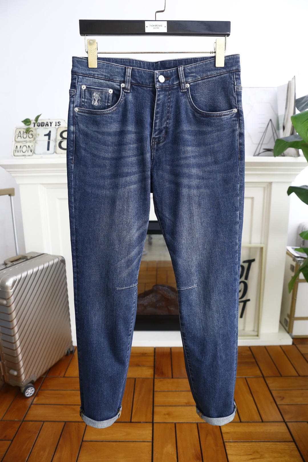 NO:513726,Brunello Cucinelli. 2026 autumn new product original single high-end men's jeans!  Luxury classic brand letter LOGO accessories, hot-selling models for the counter, very comfortable to wear, low-key and luxurious, very classy when worn, no need to say much about the trouser style and cutting. The upper body is exquisite and vivid, high-end and top-grade material. The selection of real palace-grade denim. High-end top-washed denim fabric, excellent quality, and heavy washing makes the pants very soft!  Not picky about people, the upper body is absolutely stylish and extremely luxurious. The counter size is 30-38, there are 35 or 37!  Shipping the next day!  brunello cucinelli jeans alexander wang19860909Brunello Cucinelli. 2026秋季新品原单高端男士牛仔裤！奢华经典品牌字母LOGO配饰 专柜热销款 身穿着非常舒适 低调不失奢华 穿出去非常有档次 裤型款式和裁剪亦无需多言 上身精致跃然高档一等一顶级质料 真正殿堂级的牛仔布选用 高档顶级洗水牛仔面料,品质卓然,经过重水洗使得裤子很柔软！不挑人 上身绝对的有型 极度奢华. 专柜尺码30-38,有35无37！隔天出货！,,brunello cucinelli,jeans,alexander wang,Men's clothing