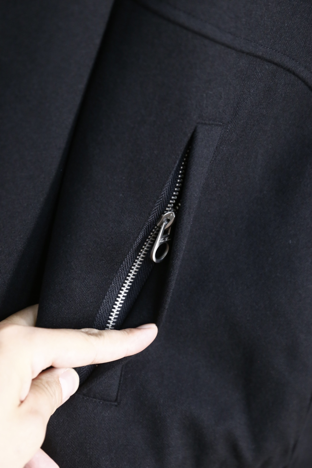 🔥lP🆕.
秋季新品！时尚男士立领拉链夹克！舒适百搭！人气极高的一款单品！奢华经典品牌LOGO搭配👍采用