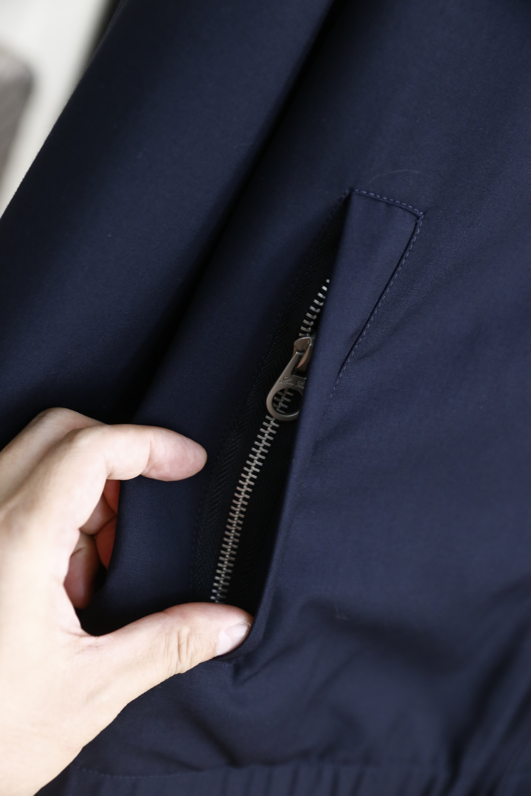 🔥lP🆕.
秋季新品🆕顶级原单男士双面可穿夹克！时尚立领设计📸采用舒适精纺羊毛面料！经典品牌LOGO元素