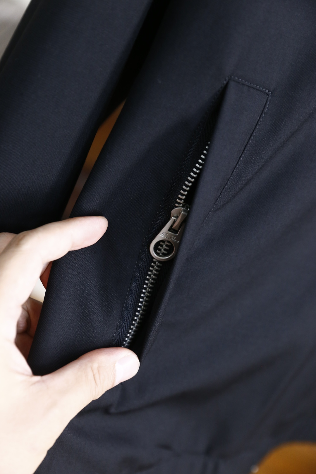 🔥lP🆕.
秋季新品🆕顶级原单男士双面可穿夹克！时尚立领设计📸采用舒适精纺羊毛面料！经典品牌LOGO元素