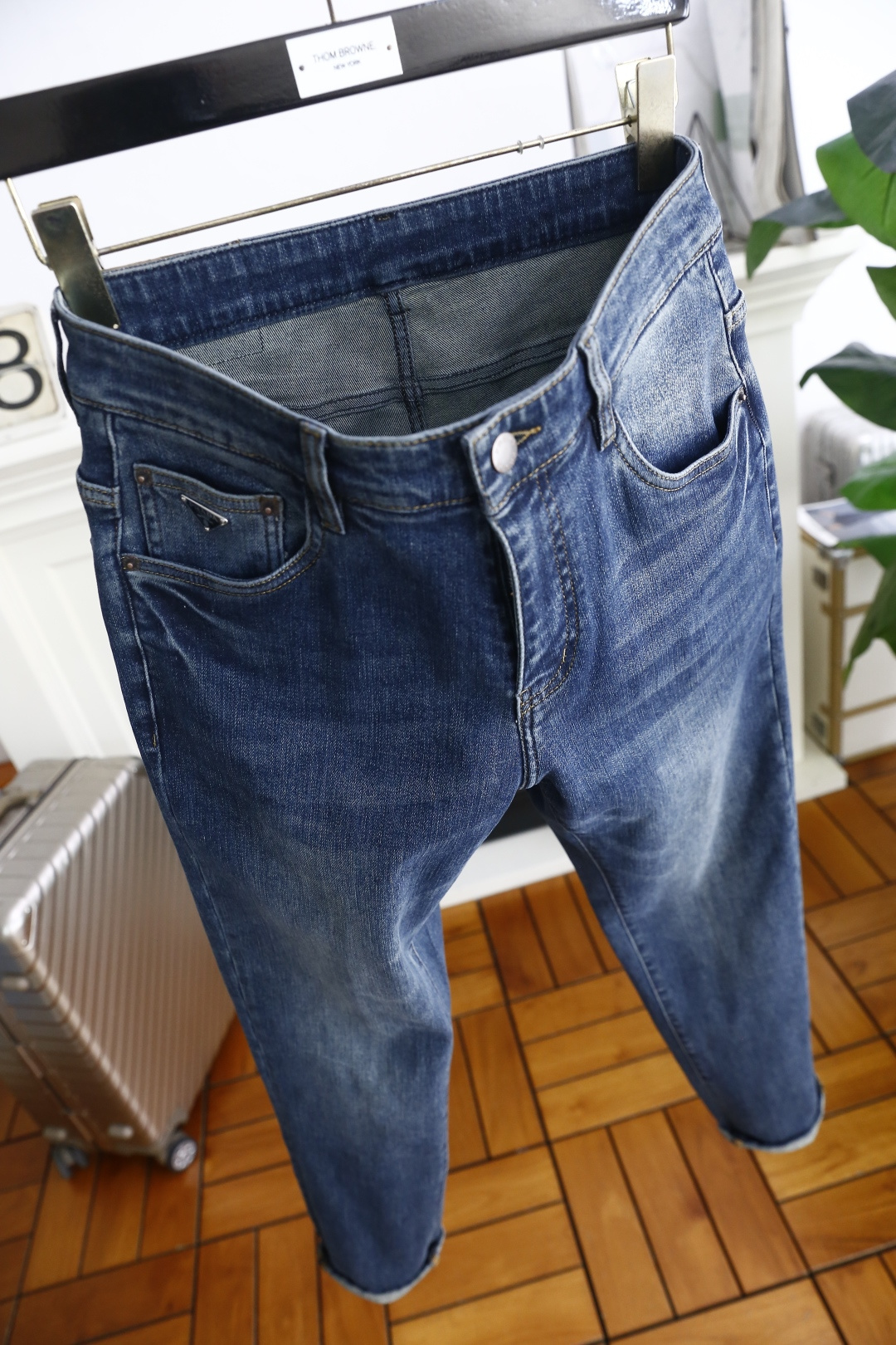 🔥普拉*/Pr*da.
季新品时尚男士牛仔裤👖采用客供水洗弹力牛仔裤！奢华经典品牌Logo标志彰显品牌特