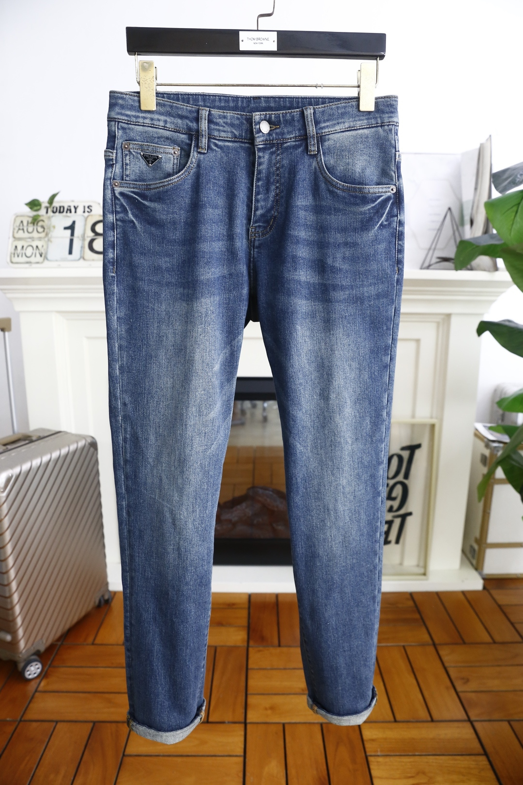 NO:513728,Pula*/Pr*da. 26 autumn new fashion men's jeans are made of customer-supplied water-washed stretch jeans!  The luxury and classic brand logo highlights the brand characteristics, and fashion trends have therefore become one of the biggest selling points and are extremely cost-effective. There is no confusion or trouble of color conflict. Such a rich high-end jeans are absolutely fashionable, casual and versatile!  A must-have for trendy men!  Counter sizes 30-38, 35/37!  Shipping the next day!  ,prada,jeans,alexander wang19860909普拉*/Pr*da. 26秋季新品时尚男士牛仔裤采用客供水洗弹力牛仔裤！奢华经典品牌Logo标志彰显品牌特征,时尚潮流因此已成为最大卖点之一而性价比又极高,没有颜色冲突的困惑或困扰,这么一款丰富内练高端牛仔裤,绝对时尚休闲百搭款！潮男必备！专柜尺码30-38,有35/无37！隔天出货！,,prada,jeans,alexander wang,Men's clothing