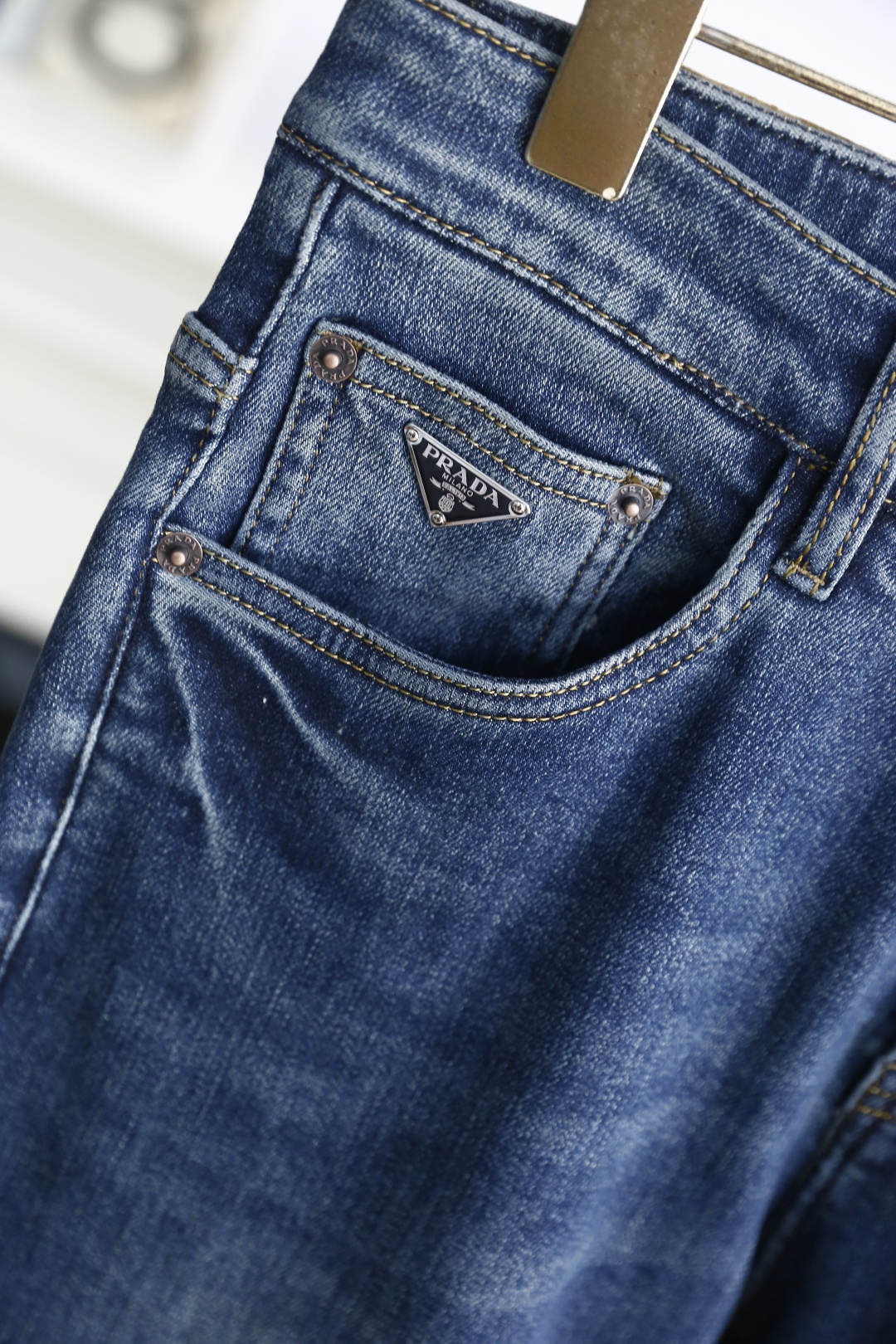 🔥普拉*/Pr*da.
季新品时尚男士牛仔裤👖采用客供水洗弹力牛仔裤！奢华经典品牌Logo标志彰显品牌特