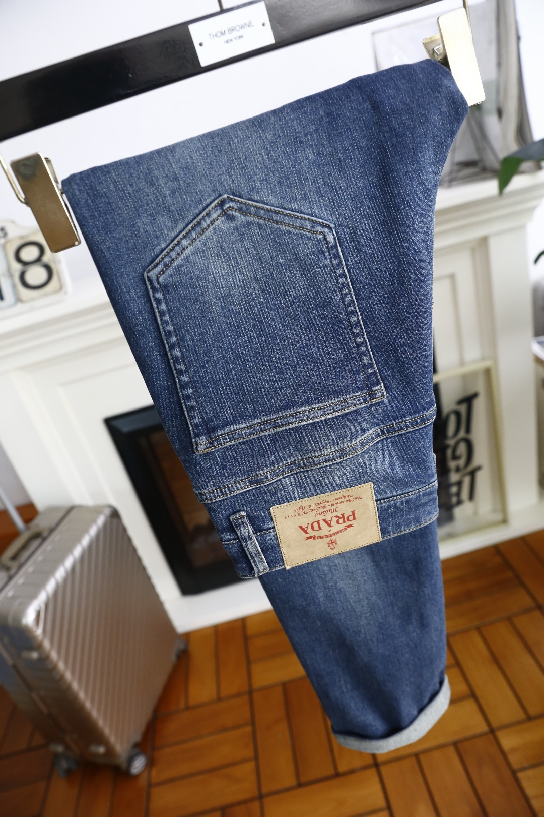 🔥普拉*/Pr*da.
季新品时尚男士牛仔裤👖采用客供水洗弹力牛仔裤！奢华经典品牌Logo标志彰显品牌特