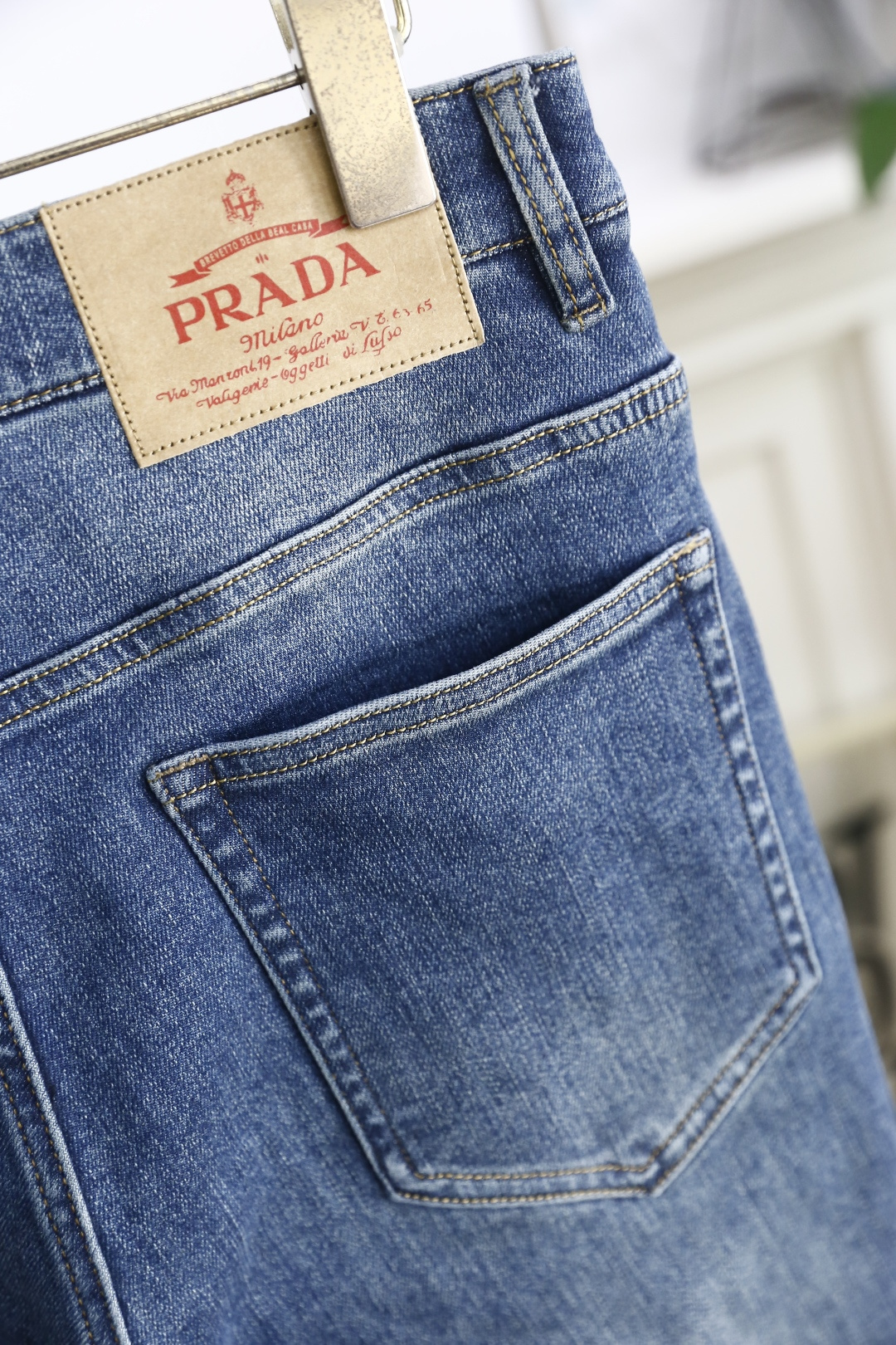 🔥普拉*/Pr*da.
季新品时尚男士牛仔裤👖采用客供水洗弹力牛仔裤！奢华经典品牌Logo标志彰显品牌特