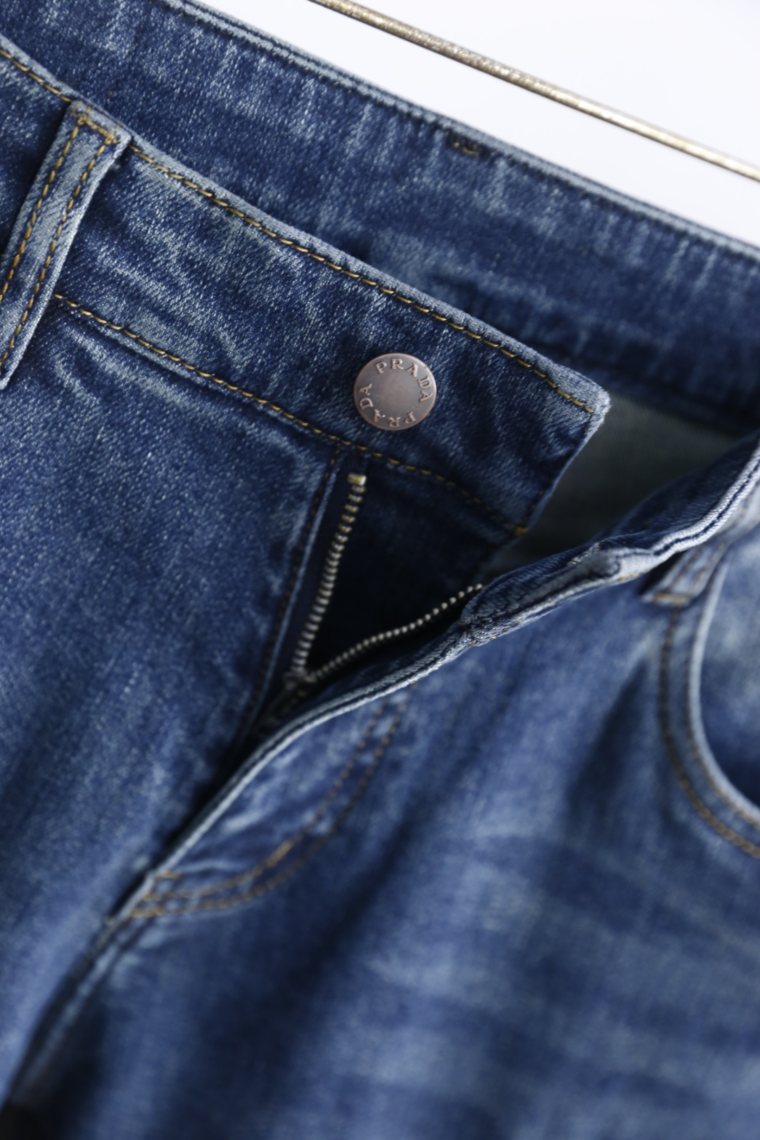 🔥普拉*/Pr*da.
季新品时尚男士牛仔裤👖采用客供水洗弹力牛仔裤！奢华经典品牌Logo标志彰显品牌特