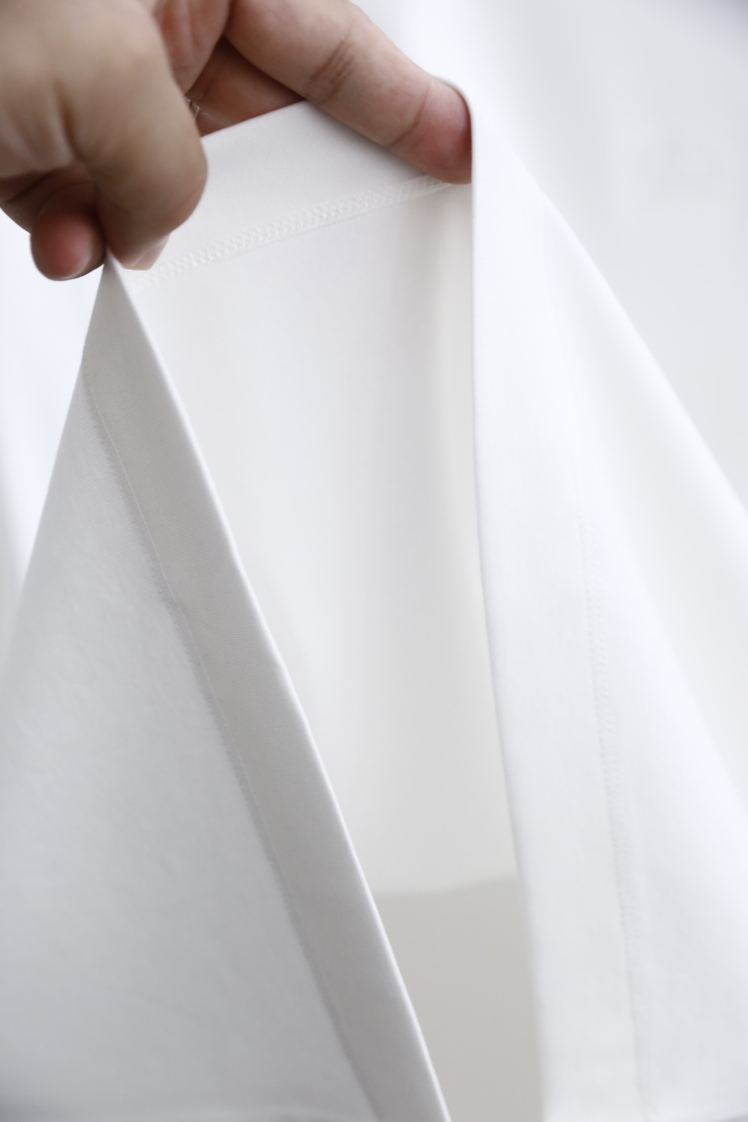 🔥巴宝丽/Burbe*ry.
爆单经典款回货🔥夏季男士圆领短袖🍃经典圆领设计！胸前品牌战马LOGO标识标