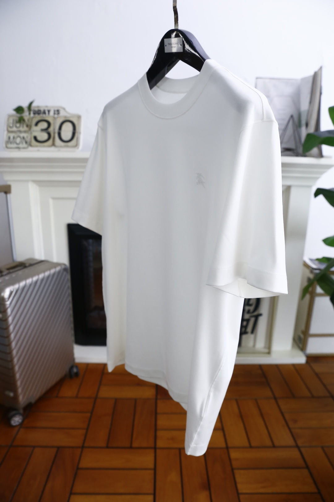 🔥巴宝丽/Burbe*ry.
爆单经典款回货🔥夏季男士圆领短袖🍃经典圆领设计！胸前品牌战马LOGO标识标