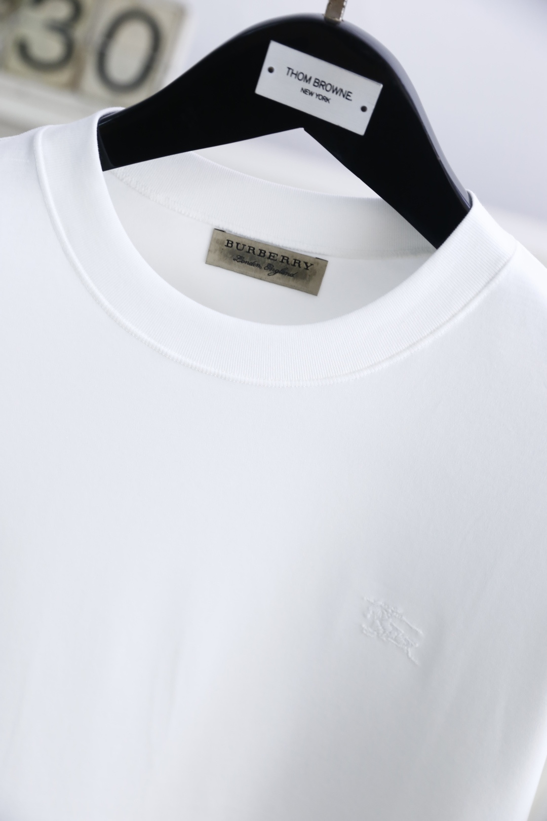 🔥巴宝丽/Burbe*ry.
爆单经典款回货🔥夏季男士圆领短袖🍃经典圆领设计！胸前品牌战马LOGO标识标