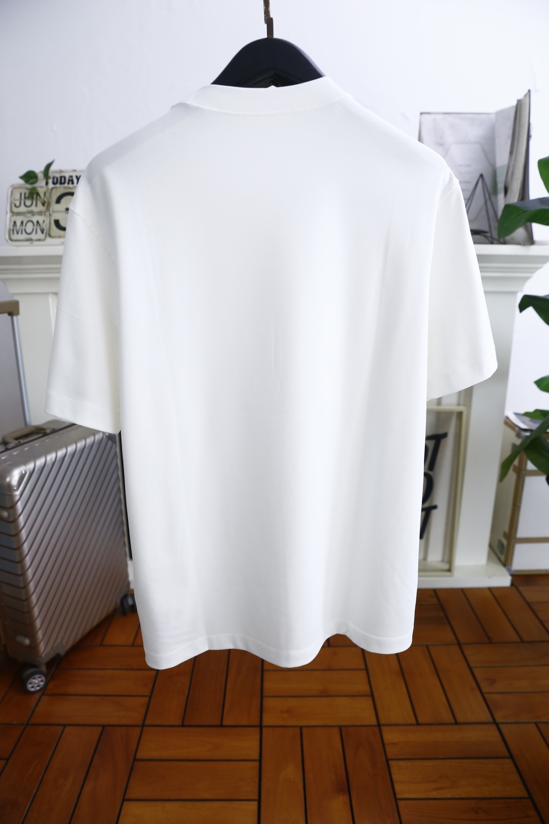 🔥巴宝丽/Burbe*ry.
爆单经典款回货🔥夏季男士圆领短袖🍃经典圆领设计！胸前品牌战马LOGO标识标