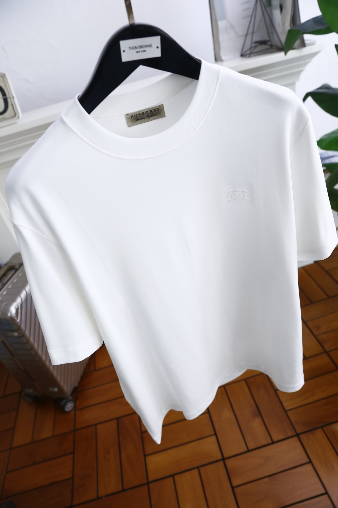🔥巴宝丽/Burbe*ry.
爆单经典款回货🔥夏季男士圆领短袖🍃经典圆领设计！胸前品牌战马LOGO标识标