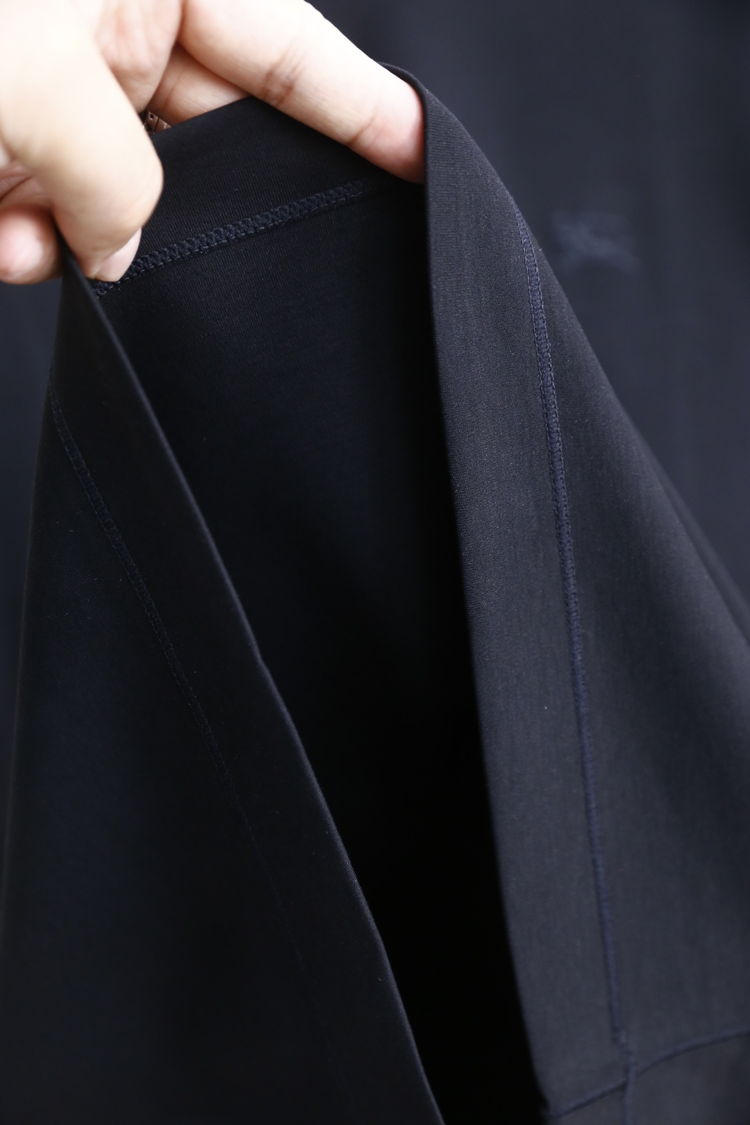 🔥巴宝丽/Burbe*ry.
爆单经典款回货🔥夏季男士圆领短袖🍃经典圆领设计！胸前品牌战马LOGO标识标