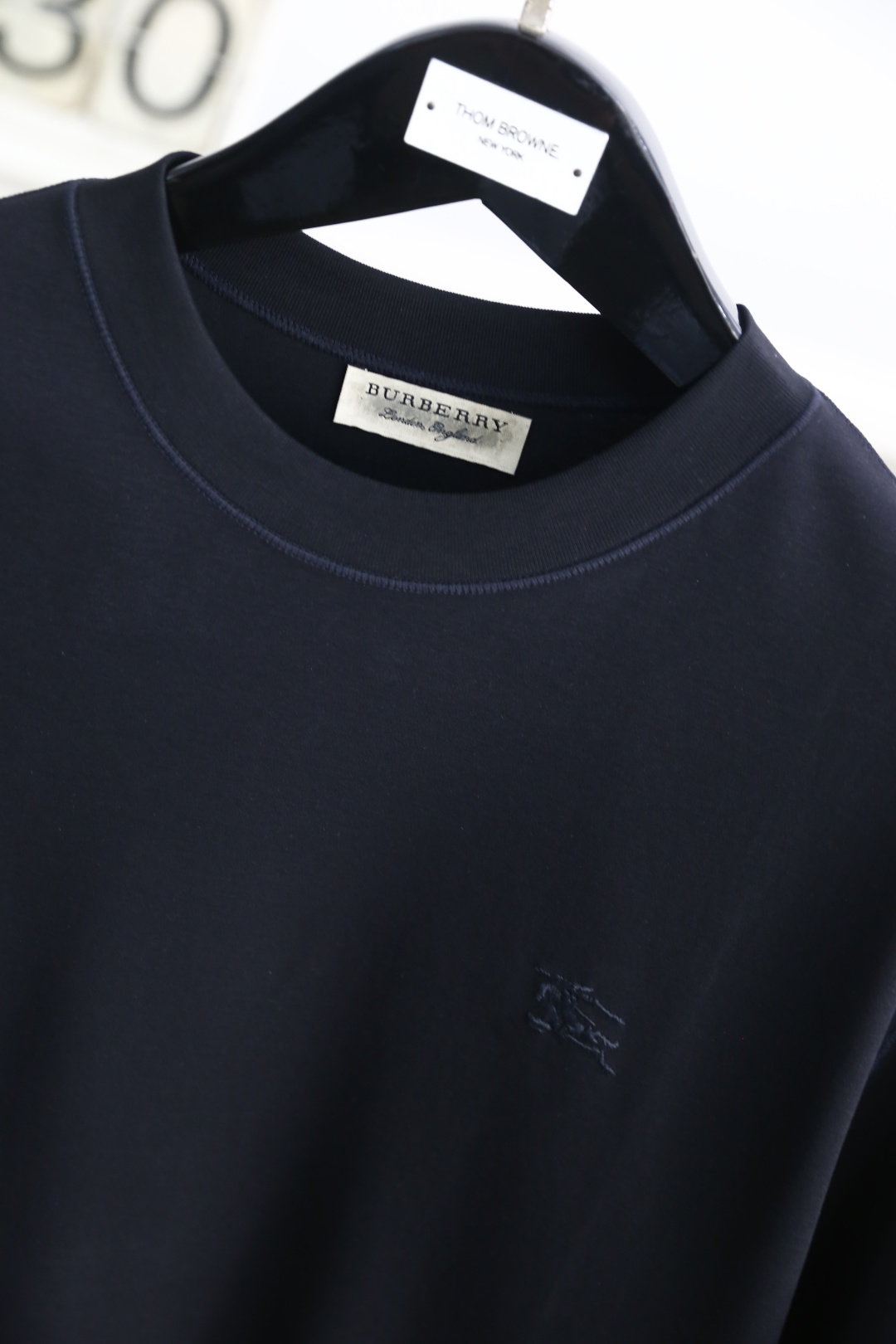 🔥巴宝丽/Burbe*ry.
爆单经典款回货🔥夏季男士圆领短袖🍃经典圆领设计！胸前品牌战马LOGO标识标