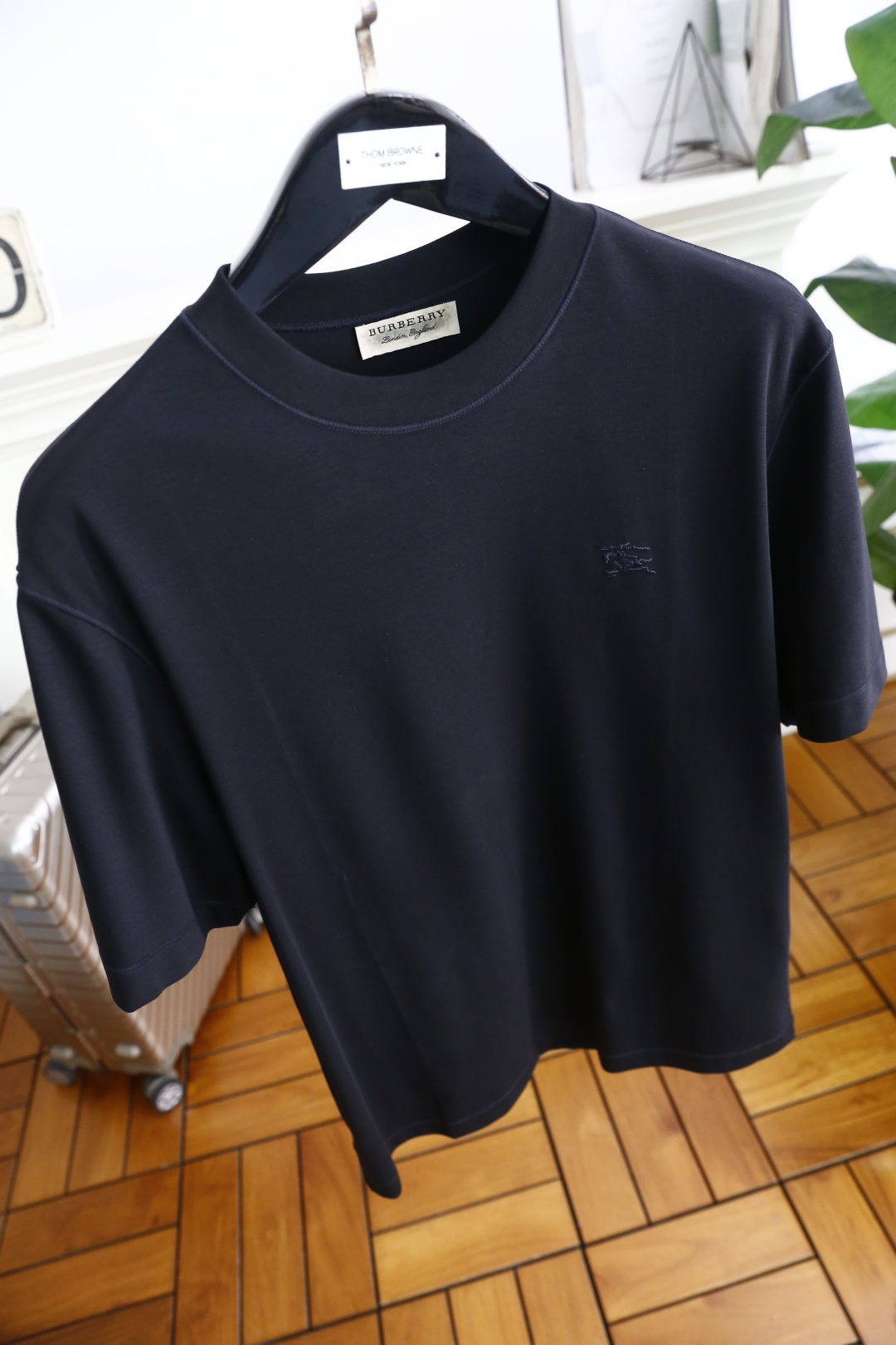 🔥巴宝丽/Burbe*ry.
爆单经典款回货🔥夏季男士圆领短袖🍃经典圆领设计！胸前品牌战马LOGO标识标
