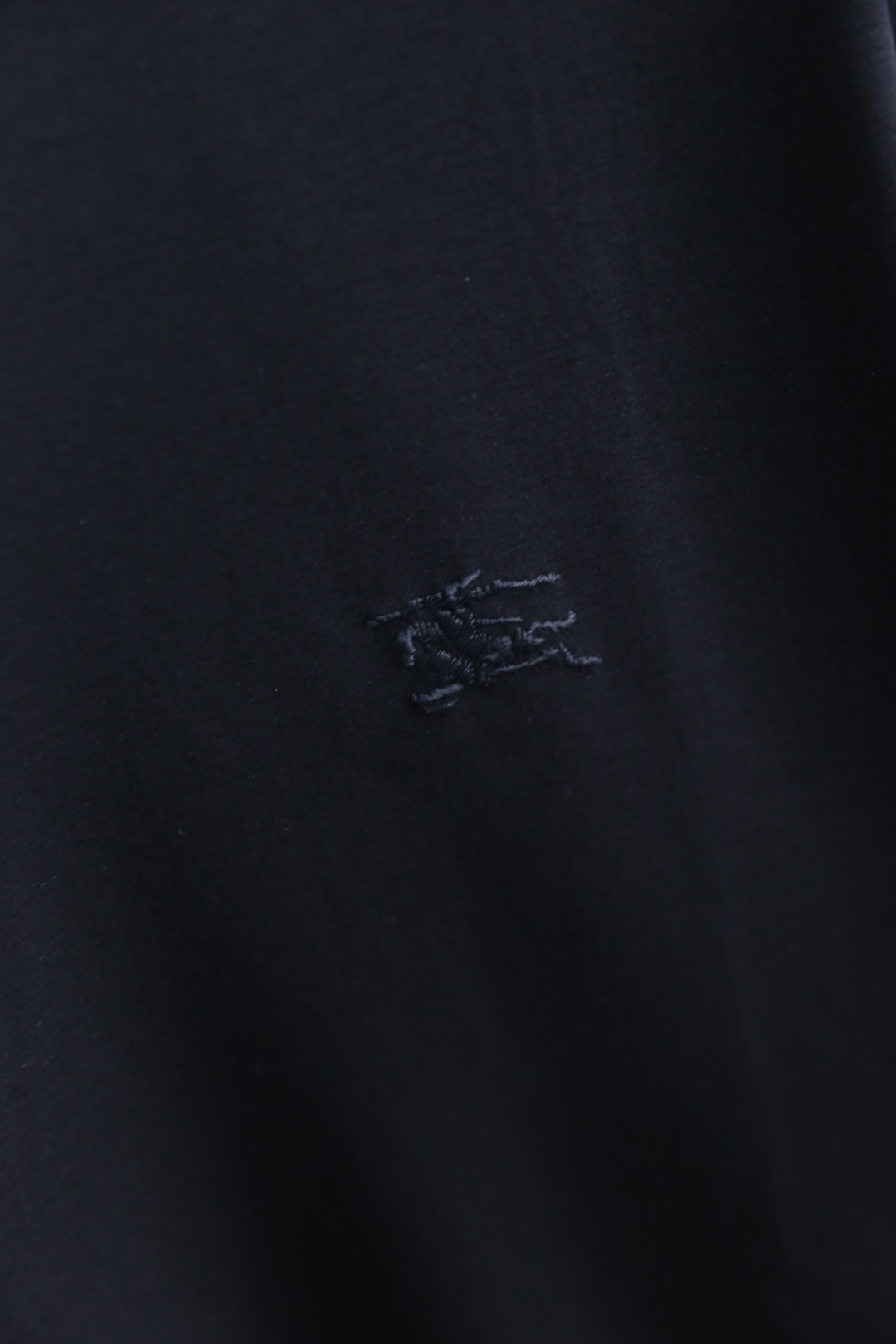 🔥巴宝丽/Burbe*ry.
爆单经典款回货🔥夏季男士圆领短袖🍃经典圆领设计！胸前品牌战马LOGO标识标