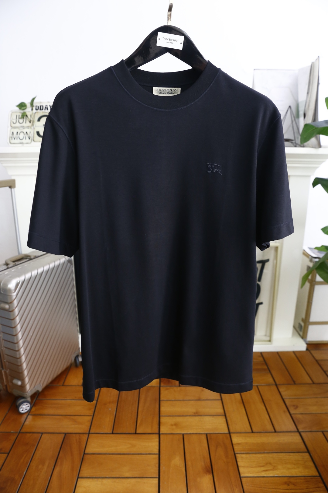 🔥巴宝丽/Burbe*ry.
爆单经典款回货🔥夏季男士圆领短袖🍃经典圆领设计！胸前品牌战马LOGO标识标
