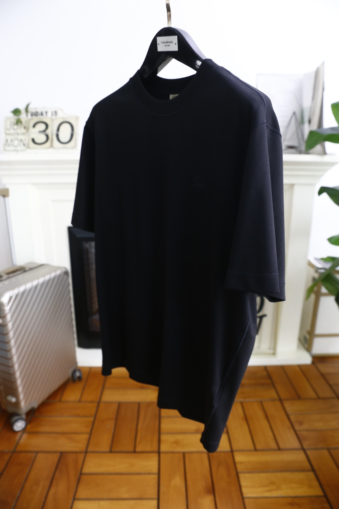 🔥巴宝丽/Burbe*ry.
爆单经典款回货🔥夏季男士圆领短袖🍃经典圆领设计！胸前品牌战马LOGO标识标