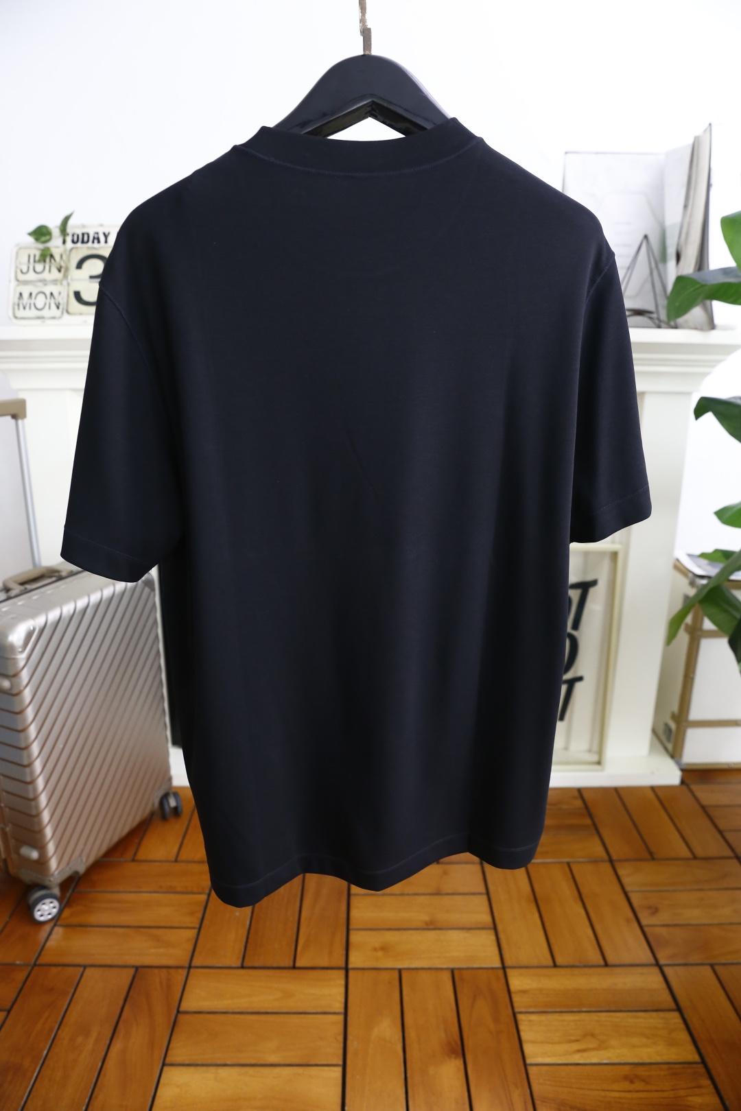 🔥巴宝丽/Burbe*ry.
爆单经典款回货🔥夏季男士圆领短袖🍃经典圆领设计！胸前品牌战马LOGO标识标