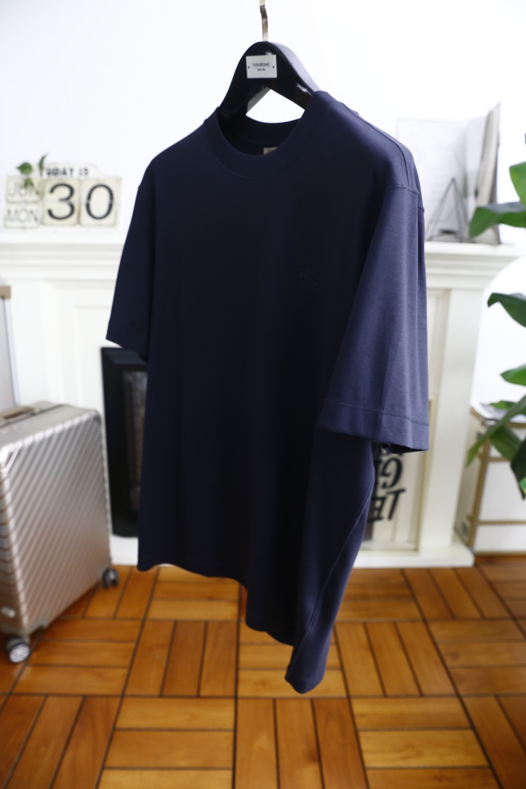 🔥巴宝丽/Burbe*ry.
爆单经典款回货🔥夏季男士圆领短袖🍃经典圆领设计！胸前品牌战马LOGO标识标