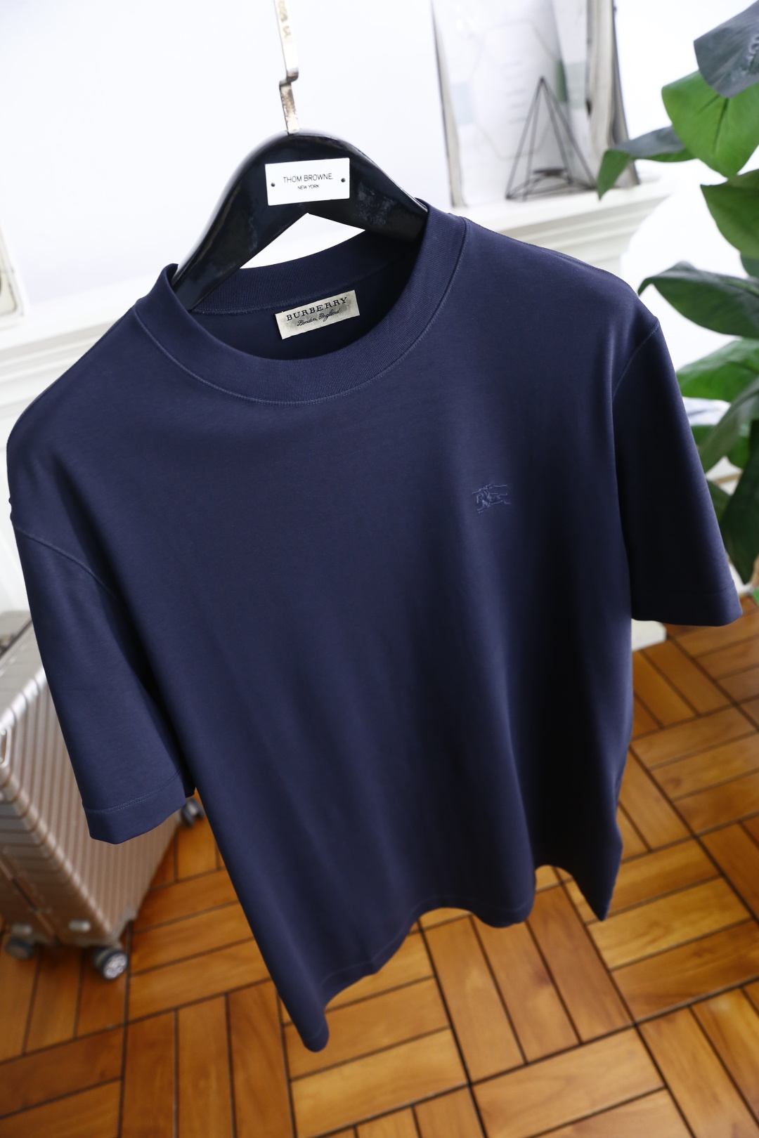 🔥巴宝丽/Burbe*ry.
爆单经典款回货🔥夏季男士圆领短袖🍃经典圆领设计！胸前品牌战马LOGO标识标