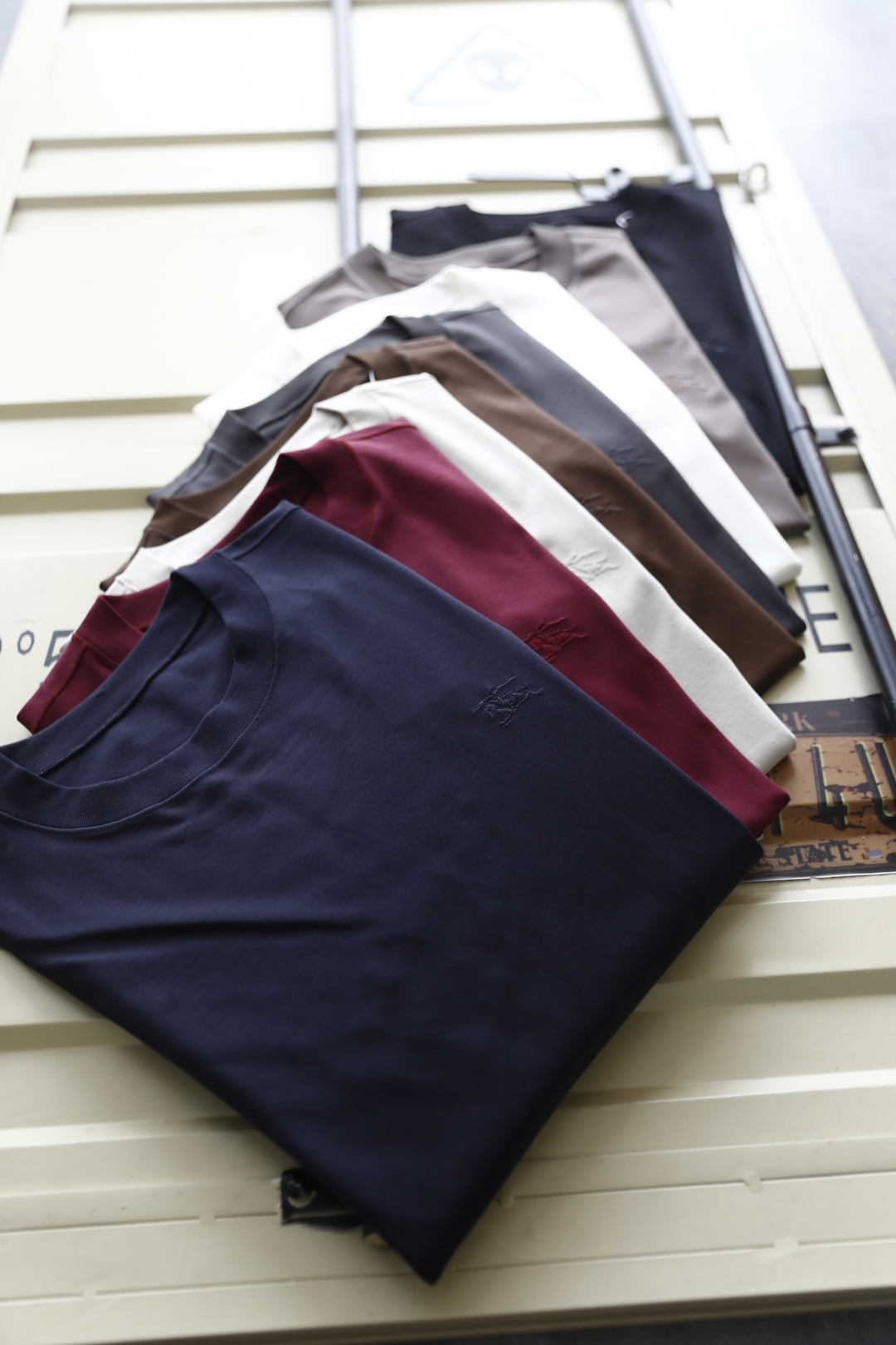 🔥巴宝丽/Burbe*ry.
爆单经典款回货🔥夏季男士圆领短袖🍃经典圆领设计！胸前品牌战马LOGO标识标