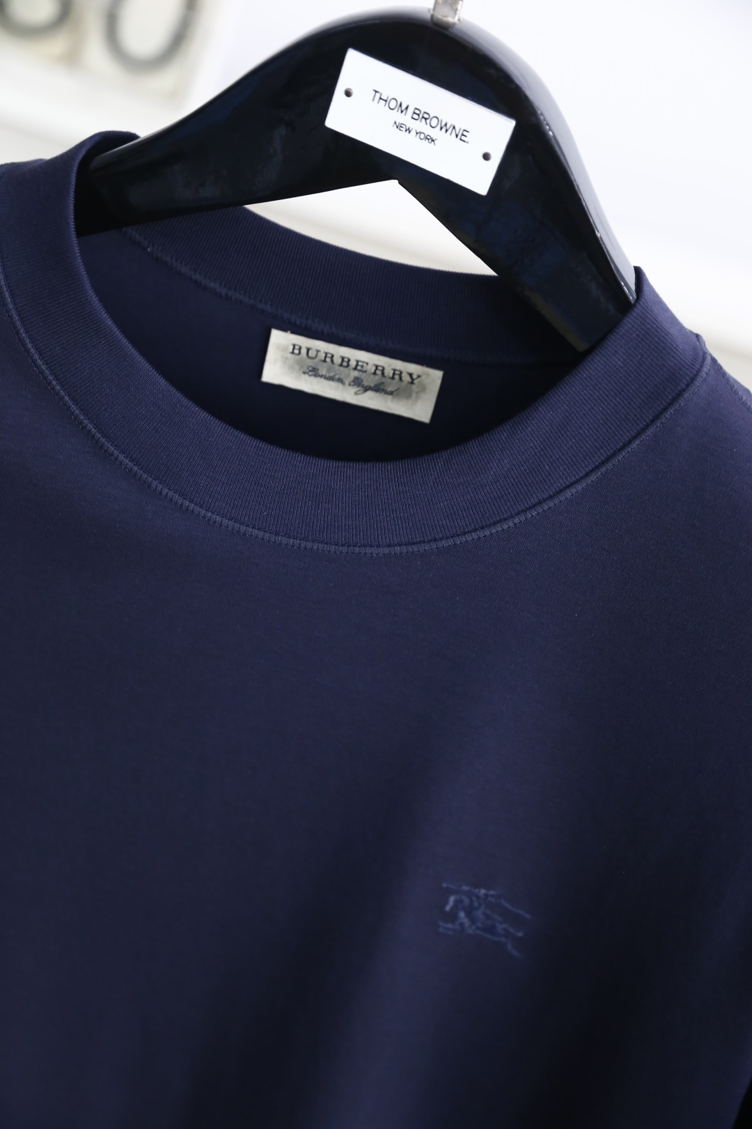 🔥巴宝丽/Burbe*ry.
爆单经典款回货🔥夏季男士圆领短袖🍃经典圆领设计！胸前品牌战马LOGO标识标