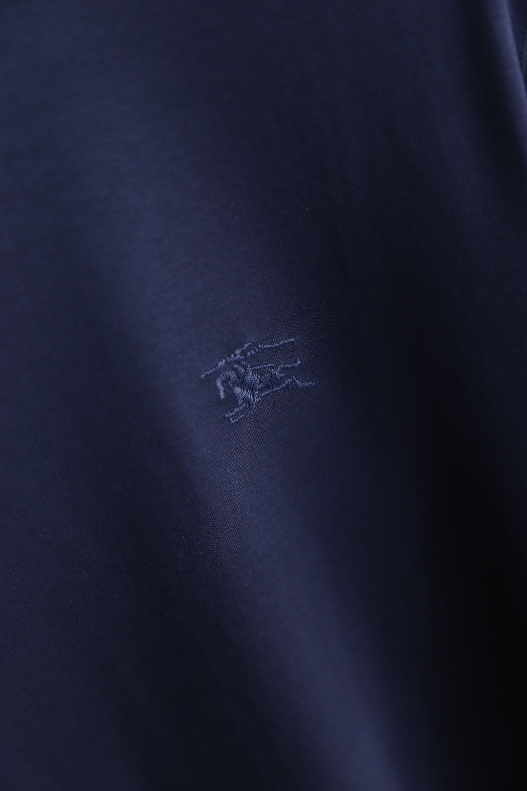 🔥巴宝丽/Burbe*ry.
爆单经典款回货🔥夏季男士圆领短袖🍃经典圆领设计！胸前品牌战马LOGO标识标