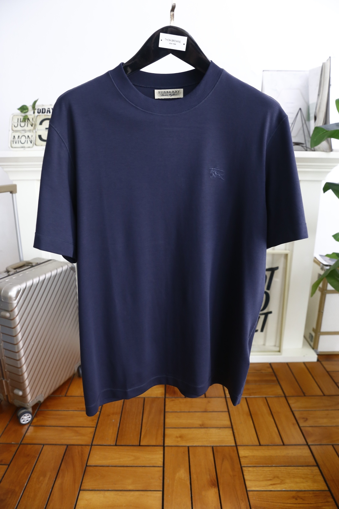 🔥巴宝丽/Burbe*ry.
爆单经典款回货🔥夏季男士圆领短袖🍃经典圆领设计！胸前品牌战马LOGO标识标