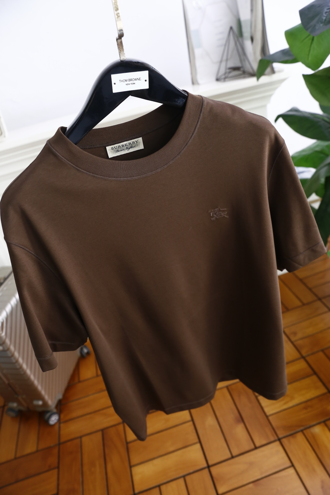 🔥巴宝丽/Burbe*ry.
爆单经典款回货🔥夏季男士圆领短袖🍃经典圆领设计！胸前品牌战马LOGO标识标